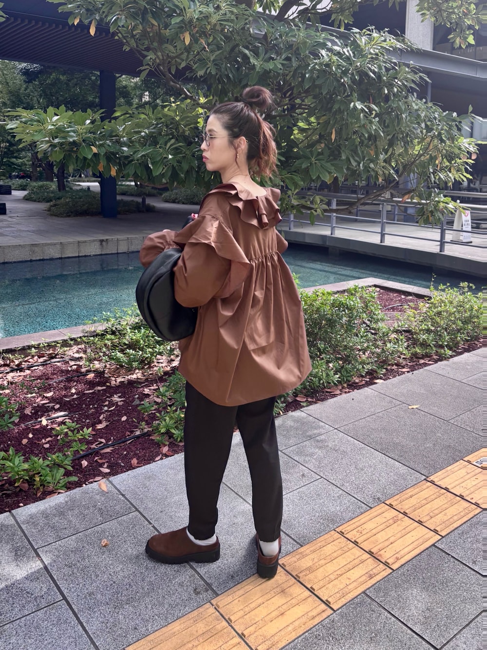 シズカコムロ 美品✨ フリルビックカラー ポンチョ 上質ウール100 ふんわり シズカコムロ 美品✨ フリルビックカラー ポンチョ 上質ウール100