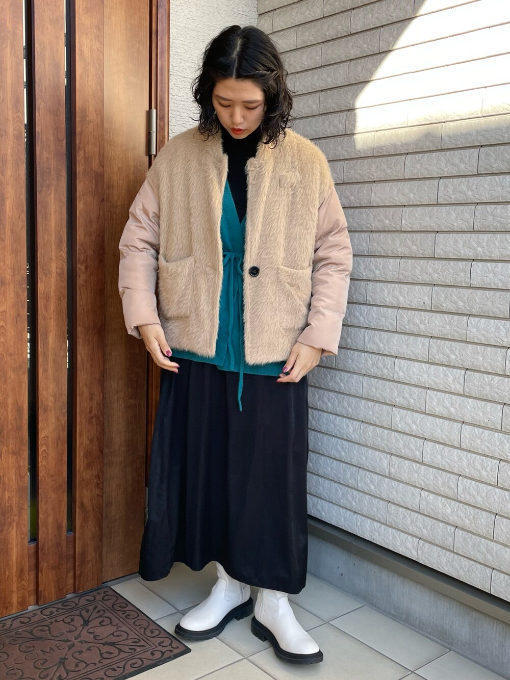 「カジュアルコーデ、ブーツ、ニット、ゆるコーデ、レイヤードスタイル、キャミワンピ、タートルネック、ユニクロ、GU、ショートブーツ、カーディガン、シンプル、ラフ、冬コーデ、ファー」｜「UNIQLOのエクストラファインメリノリブタートルネックセーター（長袖）（ニット/セーター、ブラック系）」を使った、アイさん（レディース・162cm）の秋コーディネートの1枚目の写真