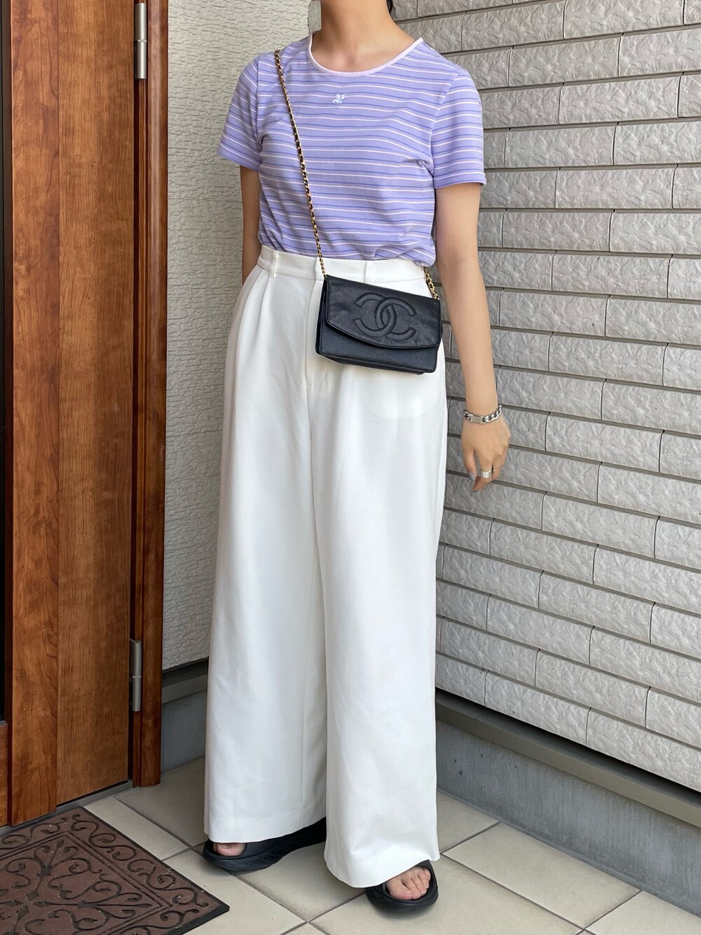 「シンプルコーデ、春夏コーデ、休日スタイル、ボーダー、夏コーデ、Tシャツ、ホワイト、サンダル、ワイドパンツ、ラフ、ショルダーバッグ、シルバーアクセサリー、カラーコーデ、リカバリーサンダル、めがね」｜「courregesのアイテム（Tシャツ/カットソー、パープル系）」を使った、アイさん（レディース・162cm）の夏コーディネートの1枚目の写真