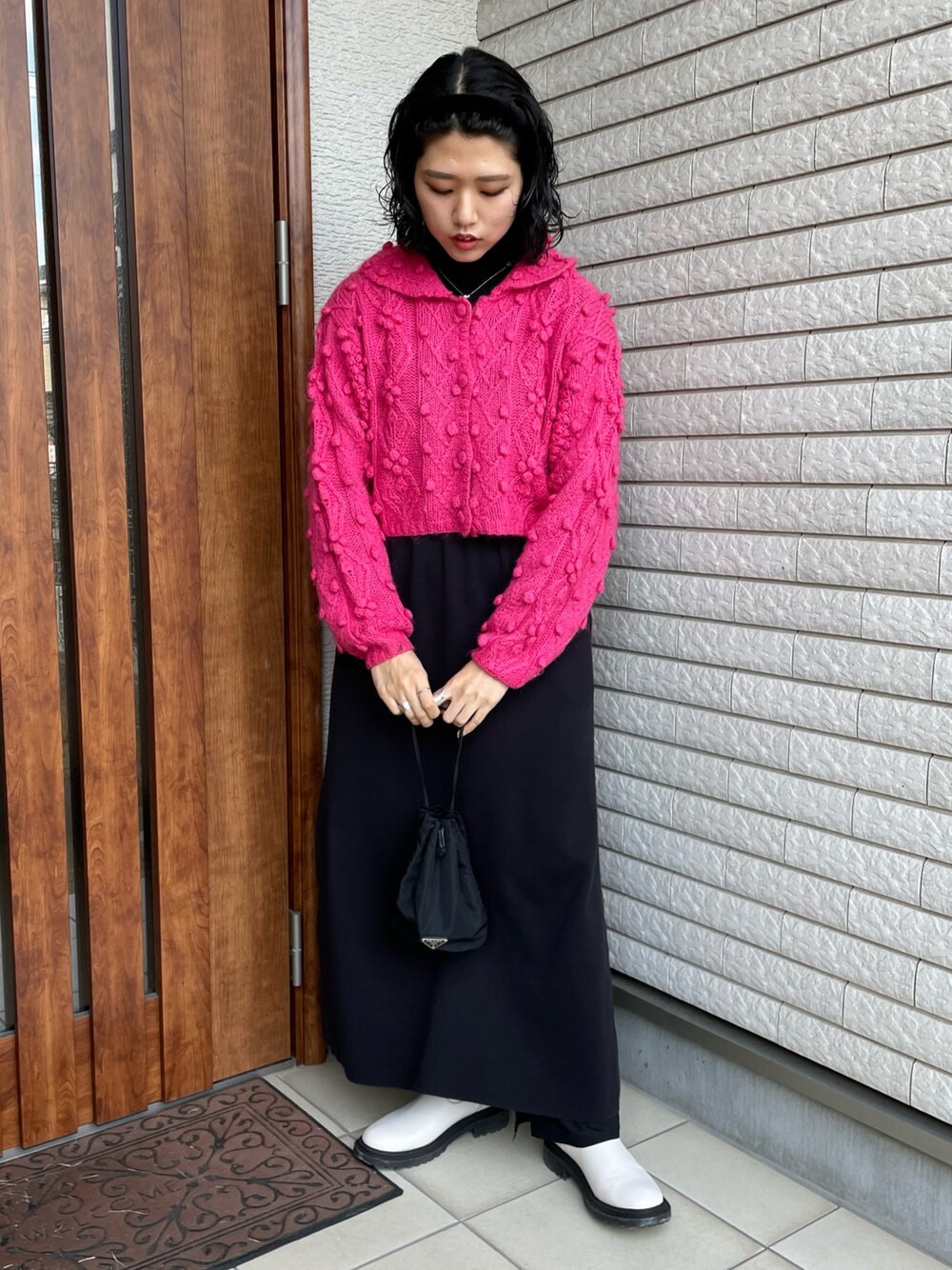 「冬コーデ、ワンピース、ショートブーツ、カーディガン、休日スタイル、シンプル、ピンク、ブラック、GU、ノースリーブワンピース、レイヤードスタイル、古着、巾着バッグ、カチューシャ、古着MIX」｜「PRADAのPrada Tessuto Bucket Bag（ショルダーバッグ、ブラック系）」を使った、アイさん（レディース・162cm）の冬コーディネートの1枚目の写真