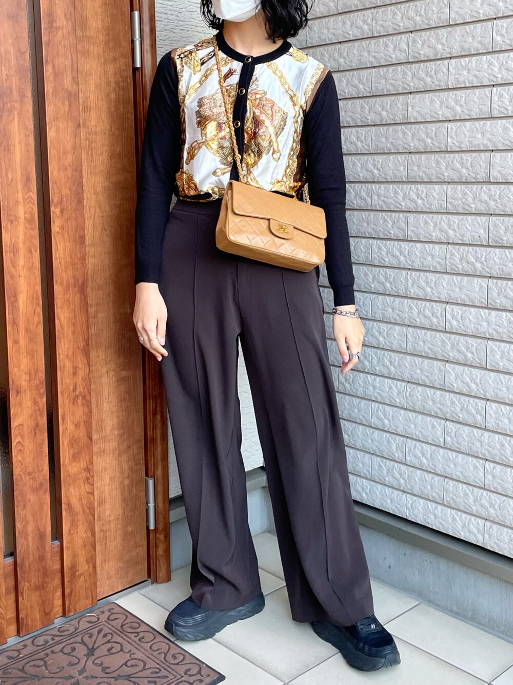 「ootd、スニーカー、プチプラ、UNIQLO、カーディガン、スカーフ、スラックス、ブラック、ブラウン、シンプル、chanel、古着、古着MIX、HOKAONEONE、休日スタイル」｜「UNIQLOのアイテム（パンツ、グレー系）」を使った、アイさん（レディース・162cm）の春コーディネートの1枚目の写真