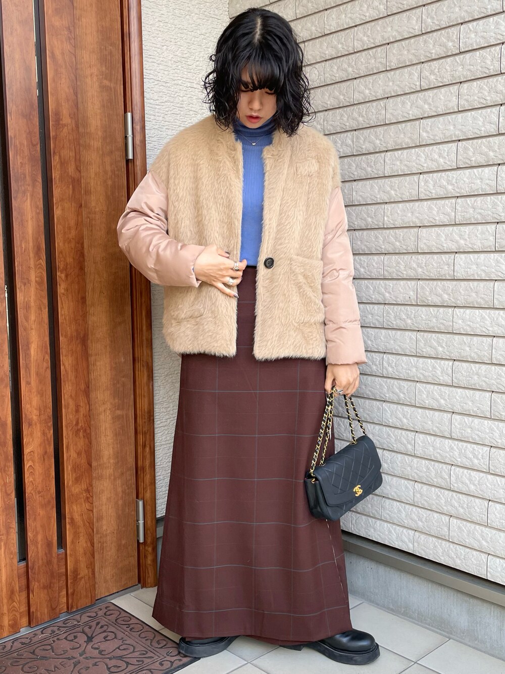 「休日スタイル、シンプルコーデ、冬、スカートスタイル、タートルネック、ビッグシルエット、ショートブーツ、ユニクロ、ラップスカート、チェック、ブルー、ブラウン、ベージュ、ファー、サイドゴアブーツ」｜「Needlesのアイテム（スカート、ブラウン系）」を使った、アイさん（レディース・162cm）の冬コーディネートの1枚目の写真