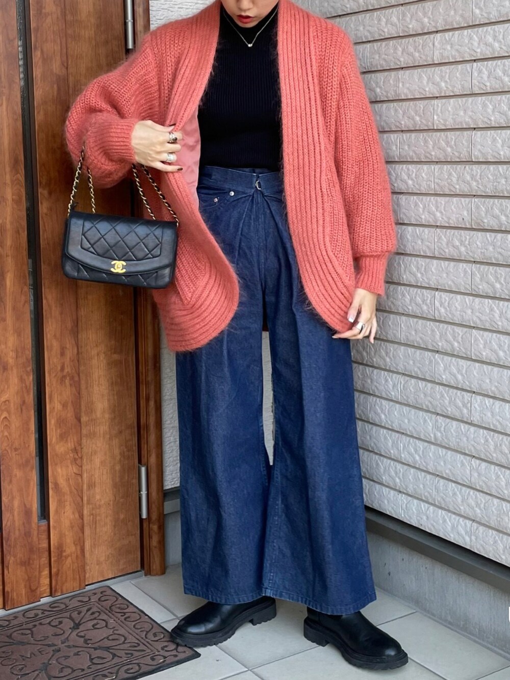 「ラクチンコーデ、カジュアルコーデ、きれいめカジュアル、休日コーデ、ニットコーデ、タートルネック、古着MIX、デニム、ラフ、ピンク、ブーツ、GU、UNIQLO、シンプル、カーディガン」｜「UNIQLOのアイテム（ニット/セーター、ブラック系）」を使った、アイさん（レディース・162cm）の冬コーディネートの1枚目の写真