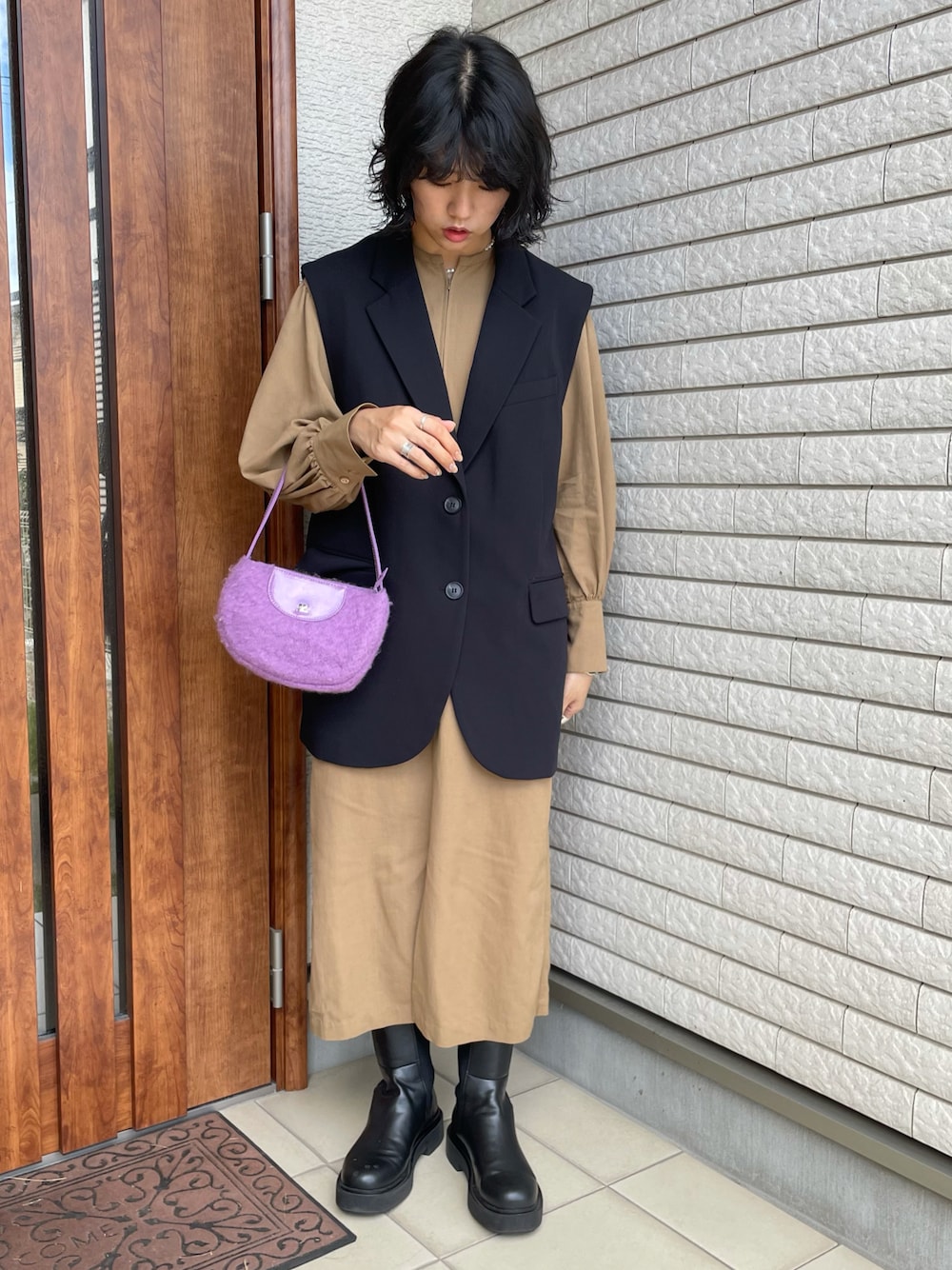 「秋服、オトナカジュアル、シンプル、秋コーデ、ベージュ、ベスト、ブーツ、ワンピース、休日スタイル、ボリューム袖、ボア、サイドゴアブーツ」｜「courregesのアイテム（ハンドバッグ、パープル系）」を使った、アイさん（レディース・162cm）の秋コーディネートの1枚目の写真
