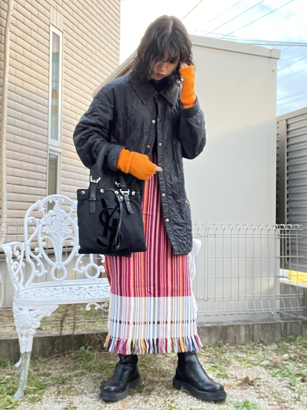 「クリスマスに着たい服、ootd、冬、レイヤードスタイル、ブーツ、タイトスカート、キルティング、アームウォーマー、サイドゴアブーツ、シンプル、ブラック、ニット、タートルネック、古着、vintage」｜「ZARAのアイテム（アームカバー、オレンジ系）」を使った、アイさん（レディース・162cm）の冬コーディネートの1枚目の写真