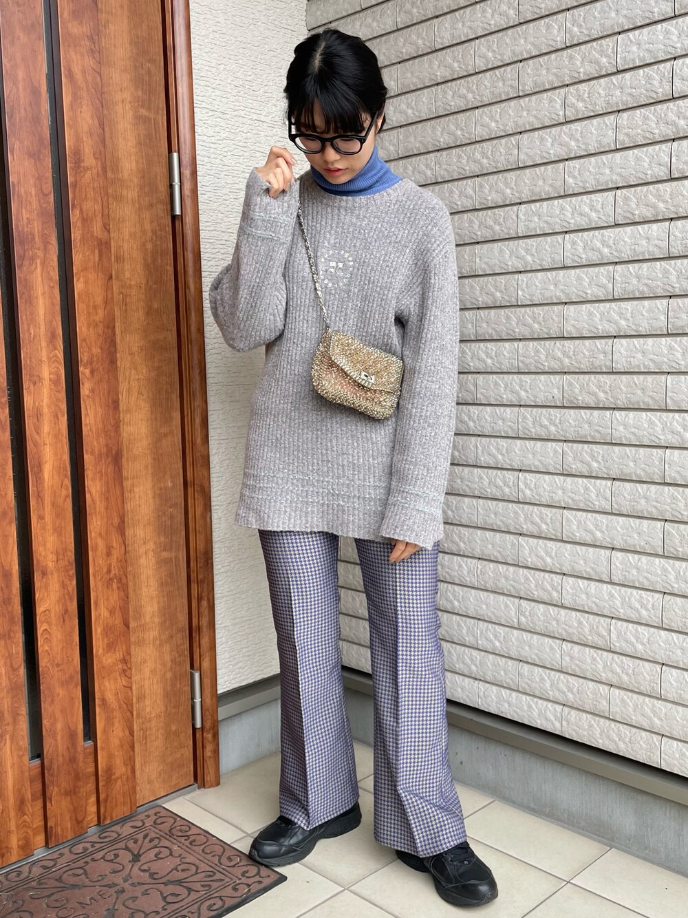 「シンプルコーデ、カジュアル、パンツスタイル、春コーデ、カラーパンツ、スニーカー、ニット、古着MIX、古着、フレアパンツ、ジャガード、ニューバランス、柄パンツ、ラフ、ブルー」｜「ANTEPRIMAのアイテム（ショルダーバッグ、ゴールド系）」を使った、アイさん（レディース・162cm）の冬コーディネートの1枚目の写真