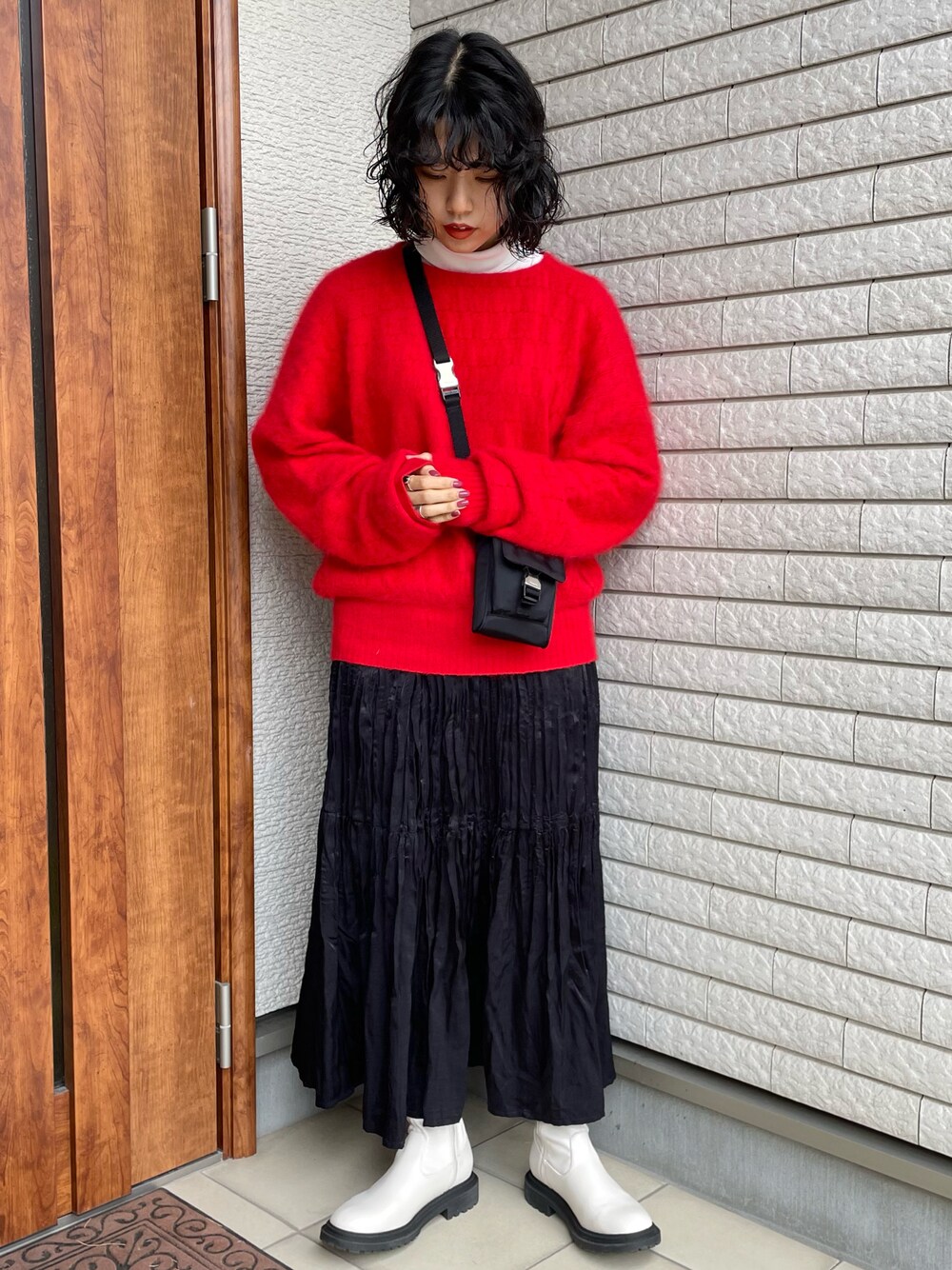 「ラクチンコーデ、ゆるコーデ、休日コーデ、ロングスカート、UNIQLO、タートルネック、ニット、赤ニット、ブラック、ブーツ、GU、オーバーサイズ、ラフ、モヘアニット、ショートブーツ」｜「UNIQLOのツイストプリーツロングスカート（スカート、ブラック系）」を使った、アイさん（レディース・162cm）の秋コーディネートの1枚目の写真