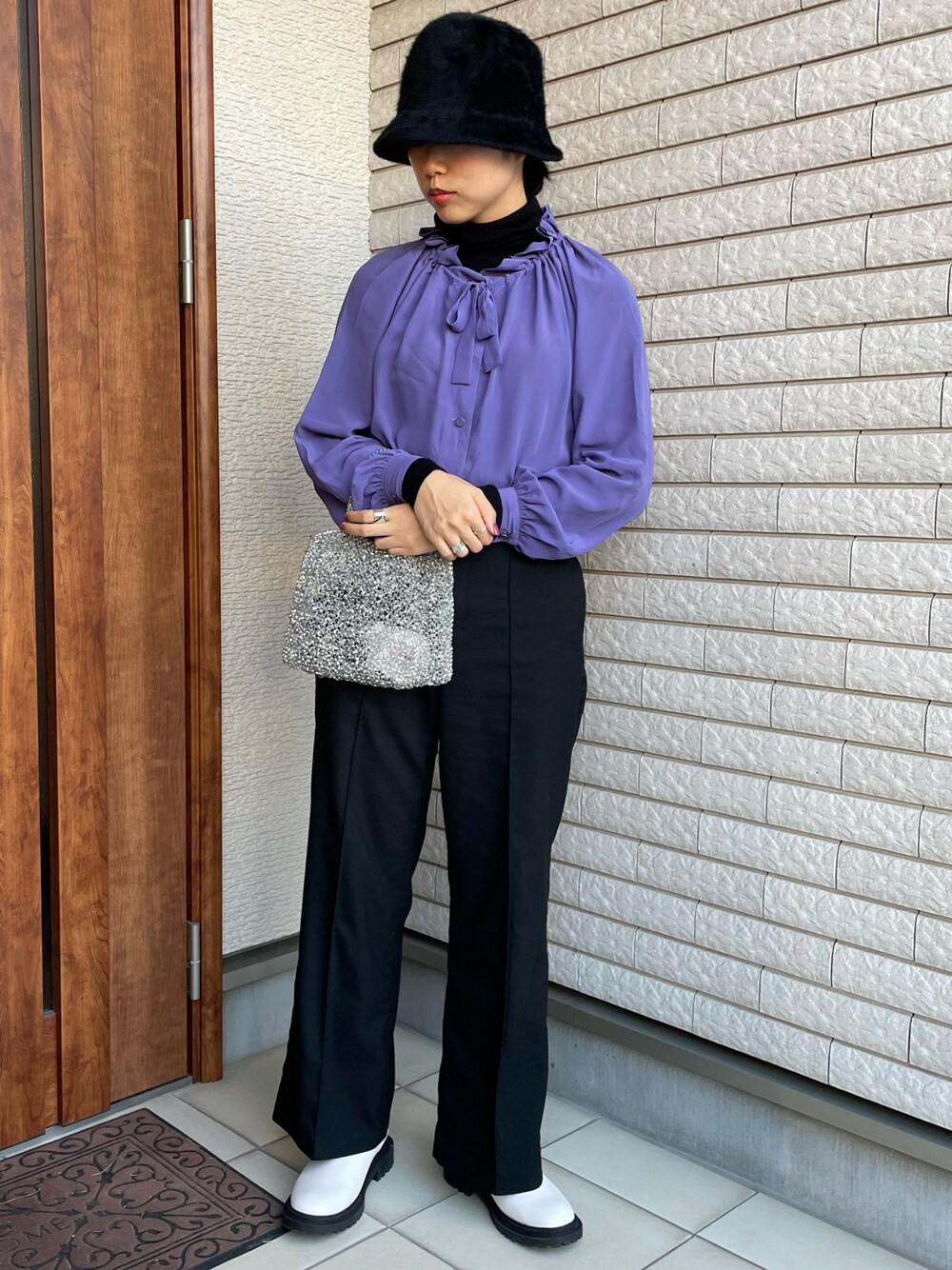 「シンプルコーデ、秋のコーデ、休日コーデ、プチプラ、UNIQLO、ブラック、パープル、スラックス、ブーツ、GU、バケットハット、タートルネック、ファー小物、古着、ブラウス」｜「ANTEPRIMAのアイテム（ハンドバッグ、シルバー系）」を使った、アイさん（レディース・162cm）の秋コーディネートの1枚目の写真