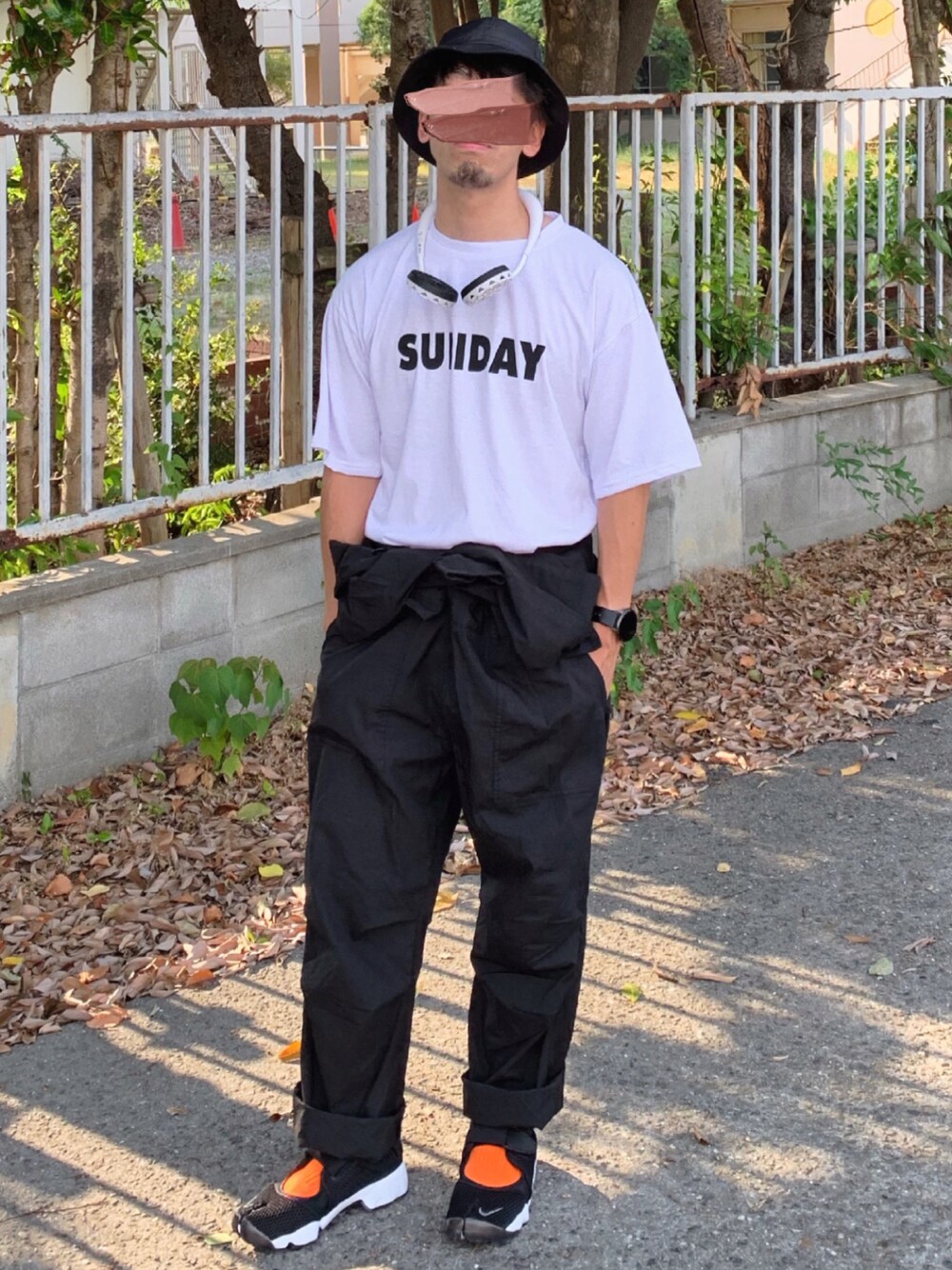「モノトーン、つなぎ、エアリフト、差し色、オレンジ、白Tシャツ、シンプル、ラフ、ハット、ネックファン、プチプラ、低身長」｜「DEVICEのヴィンテージスタイルオーバーサイズ半袖Tシャツ（Tシャツ/カットソー、ホワイト系）」を使った、ともあき®さん（メンズ・167cm）の夏コーディネートの1枚目の写真