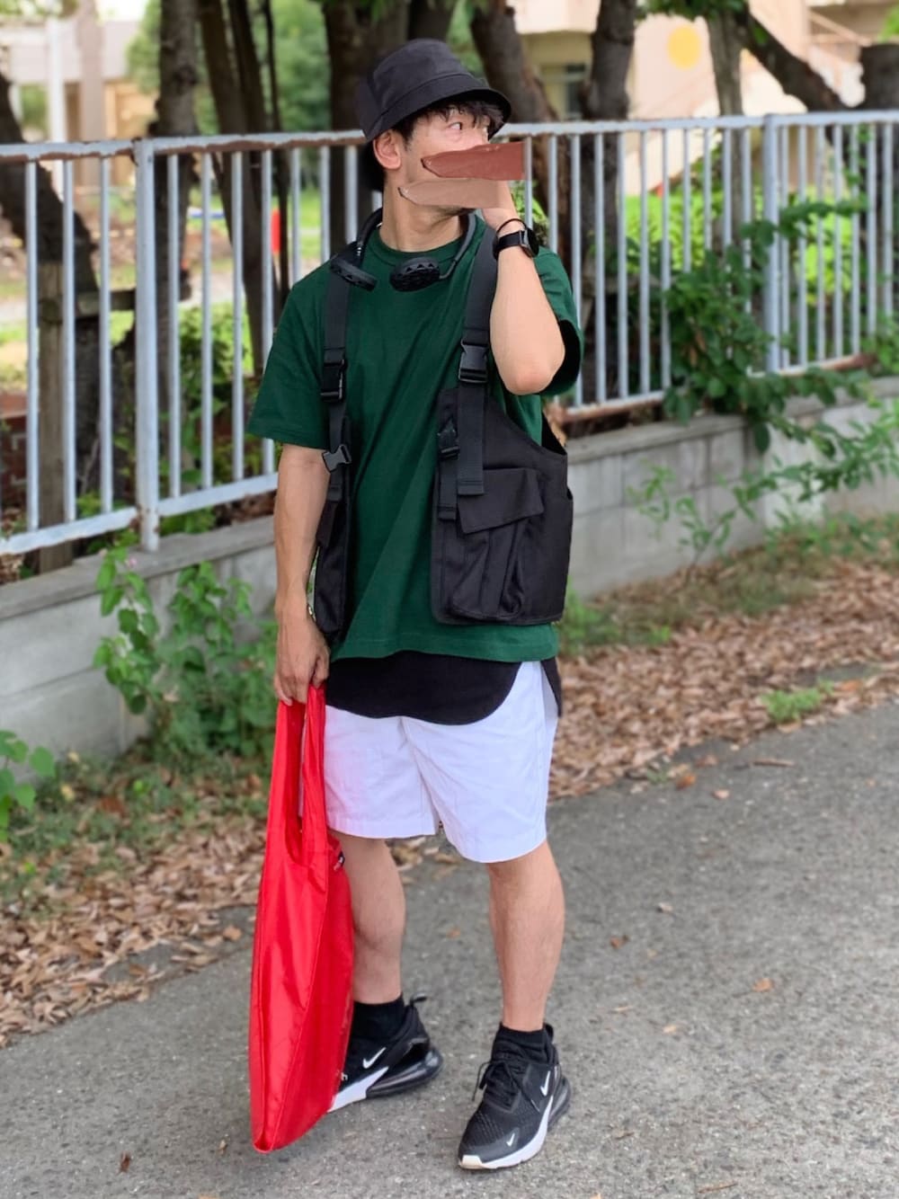 「バケットハット、ビッグシルエット、Tシャツ、ベスト、タンクトップ、オーバーサイズ、ハーフパンツ、エアマックス、ナイキ、GU、プチプラ、エコバッグ、低身長、扇風機、差し色」｜「GUのコットンクルーネックT(半袖)Lサイズ（Tシャツ/カットソー、グリーン系）」を使った、ともあき®さん（メンズ・167cm）の夏コーディネートの1枚目の写真