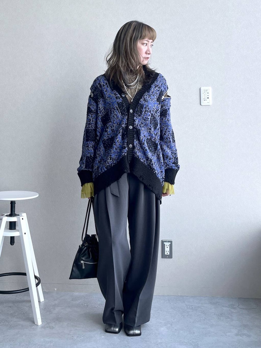 イエロー系のTシャツ/カットソー、シルバー系のブーツ、ブルー系のカーディガン/ボレロを着用したレディースの秋コーディネートの1枚目の写真