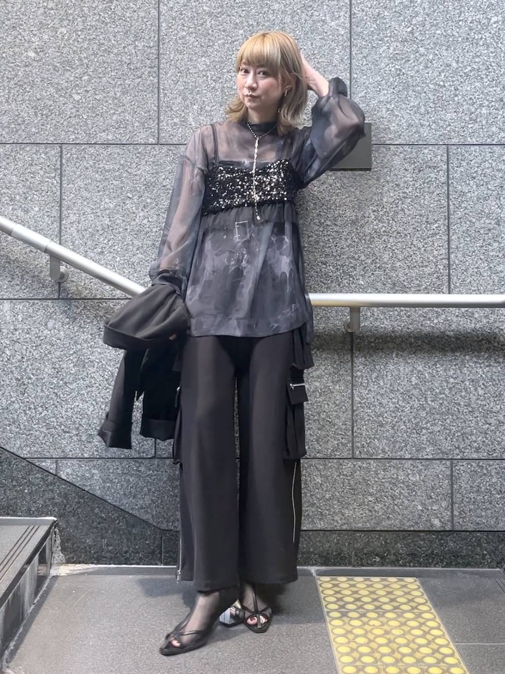 「ワイドパンツ、ビスチェ、ワントーン、若見え、モード、カジュアル、女子会、高身長、着痩せ、きれいめ、HARE、着痩せ・細見え、Over40スタッフ」｜「HAREのメタルヒールメッシュブーサン(HARE)（サンダル、ブラック系）」を使った、inhhhan®さん（レディース・165cm）の春コーディネートの1枚目の写真