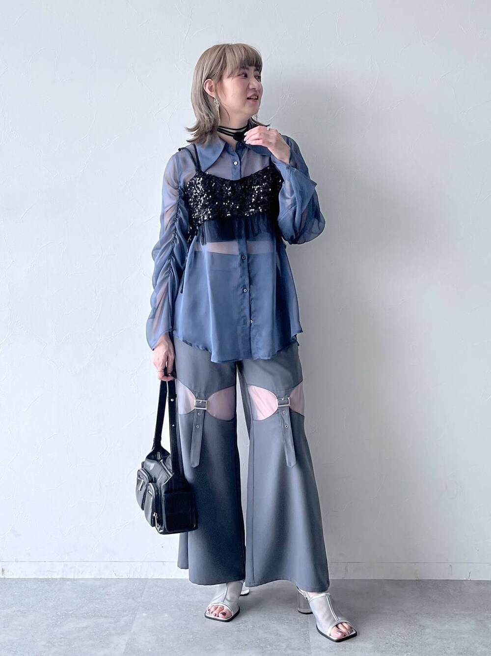 「HARE、シアートップス、若見え、モード、カジュアル、女子会、高身長、着痩せ、きれいめ、着痩せ・細見え、Over40スタッフ、ビスチェ」｜「HAREのクリアヒールメッシュミュール(HARE)（サンダル、シルバー系）」を使った、inhhhan®さん（レディース・165cm）の春コーディネートの1枚目の写真