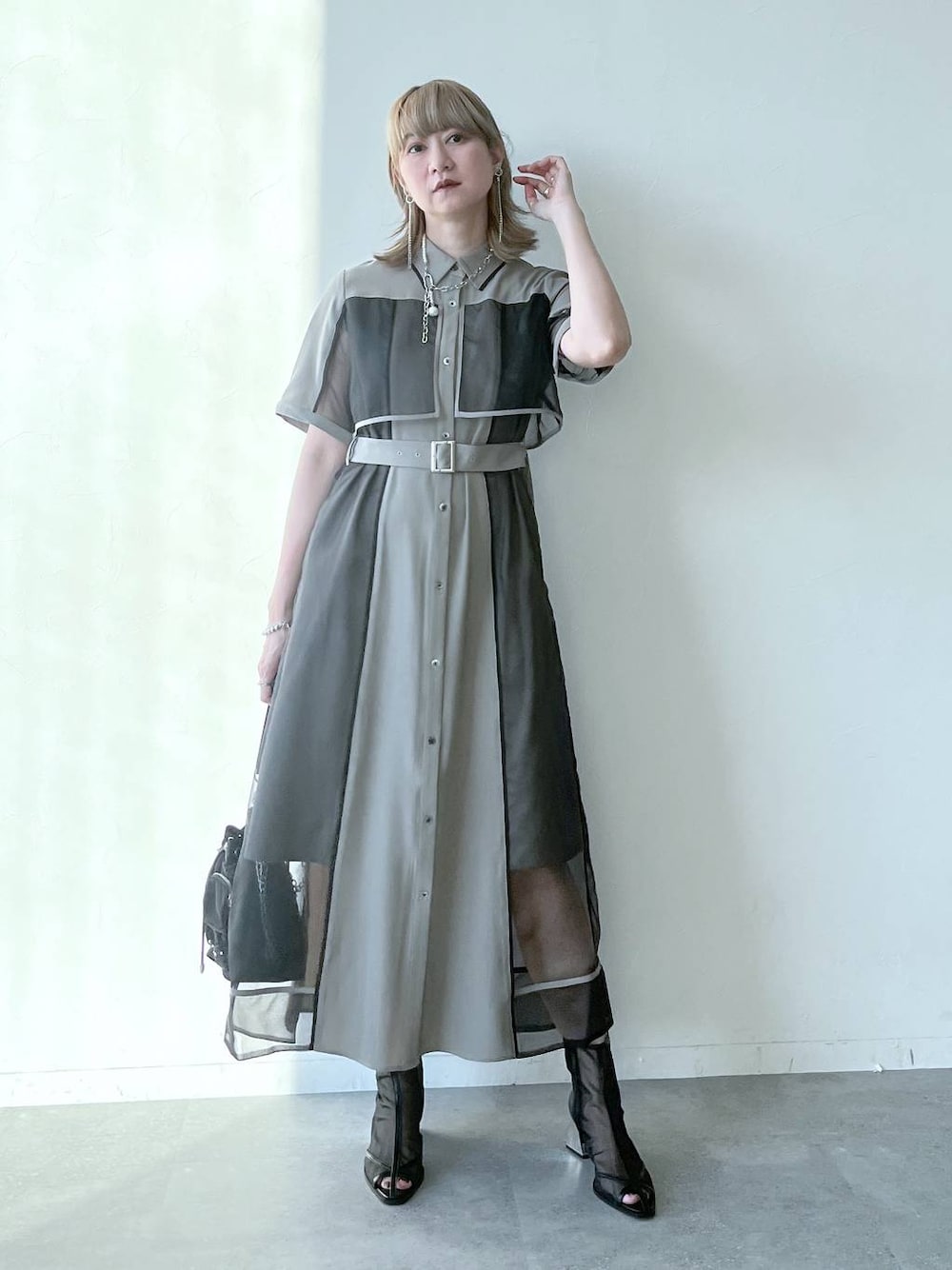 「若見え、モード、カジュアル、女子会、高身長、着痩せ、きれいめ、HARE、着痩せ・細見え、Over40スタッフ、ワンピース」｜「HAREのメタルヒールメッシュブーサン(HARE)（サンダル、ブラック系）」を使った、inhhhan®さん（レディース・165cm）の夏コーディネートの1枚目の写真