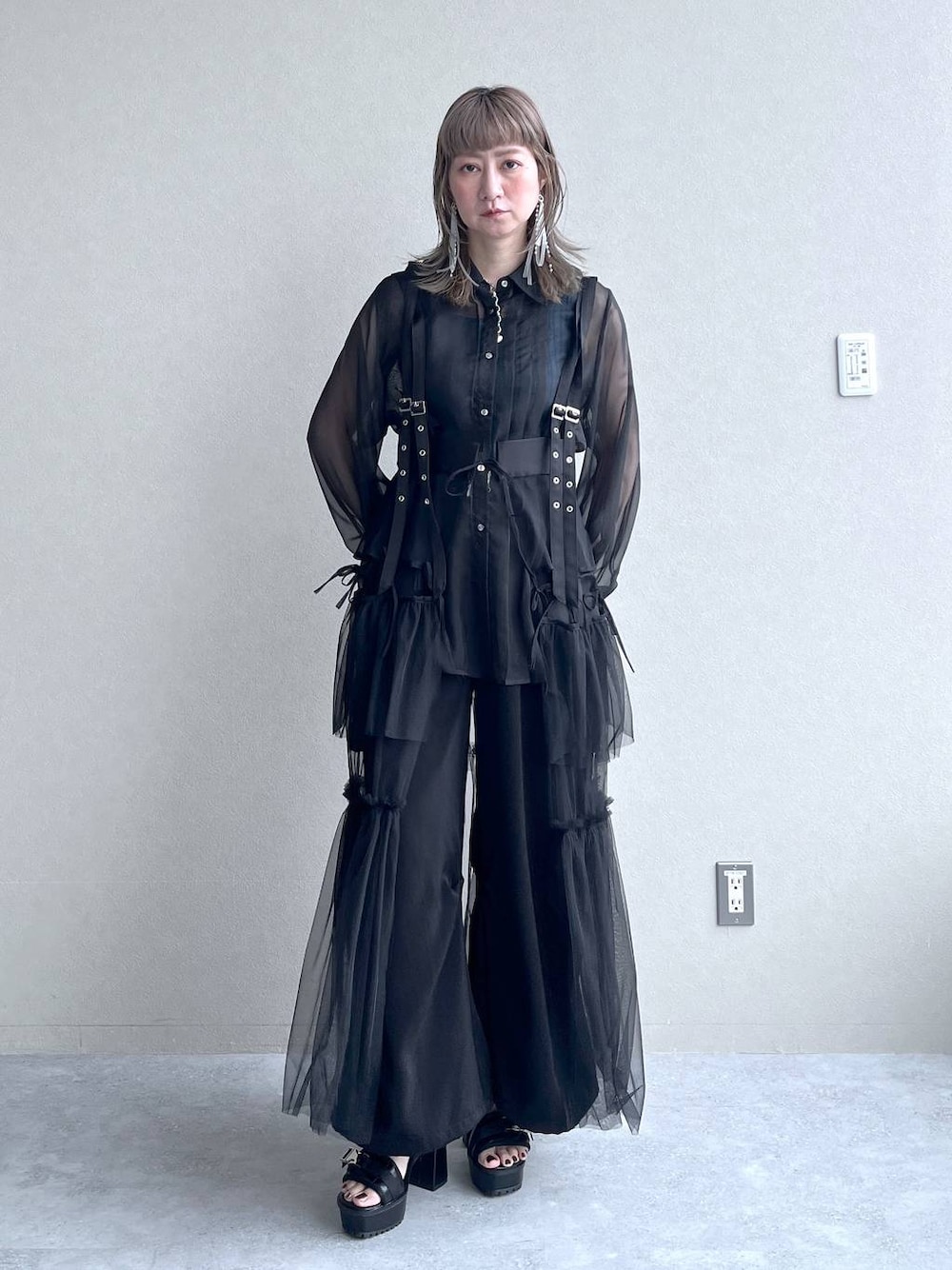 「着痩せ、きれいめ、HARE、着痩せ・細見え、Over40スタッフ、若見え、モード、カジュアル、女子会、高身長、ワントーン、ブラックコーデ、チュールスカート、シアートップス」｜「HAREのモチーフツキチェーンネックレス(HARE)（ネックレス、シルバー系）」を使った、inhhhan®さん（レディース・165cm）の夏コーディネートの1枚目の写真