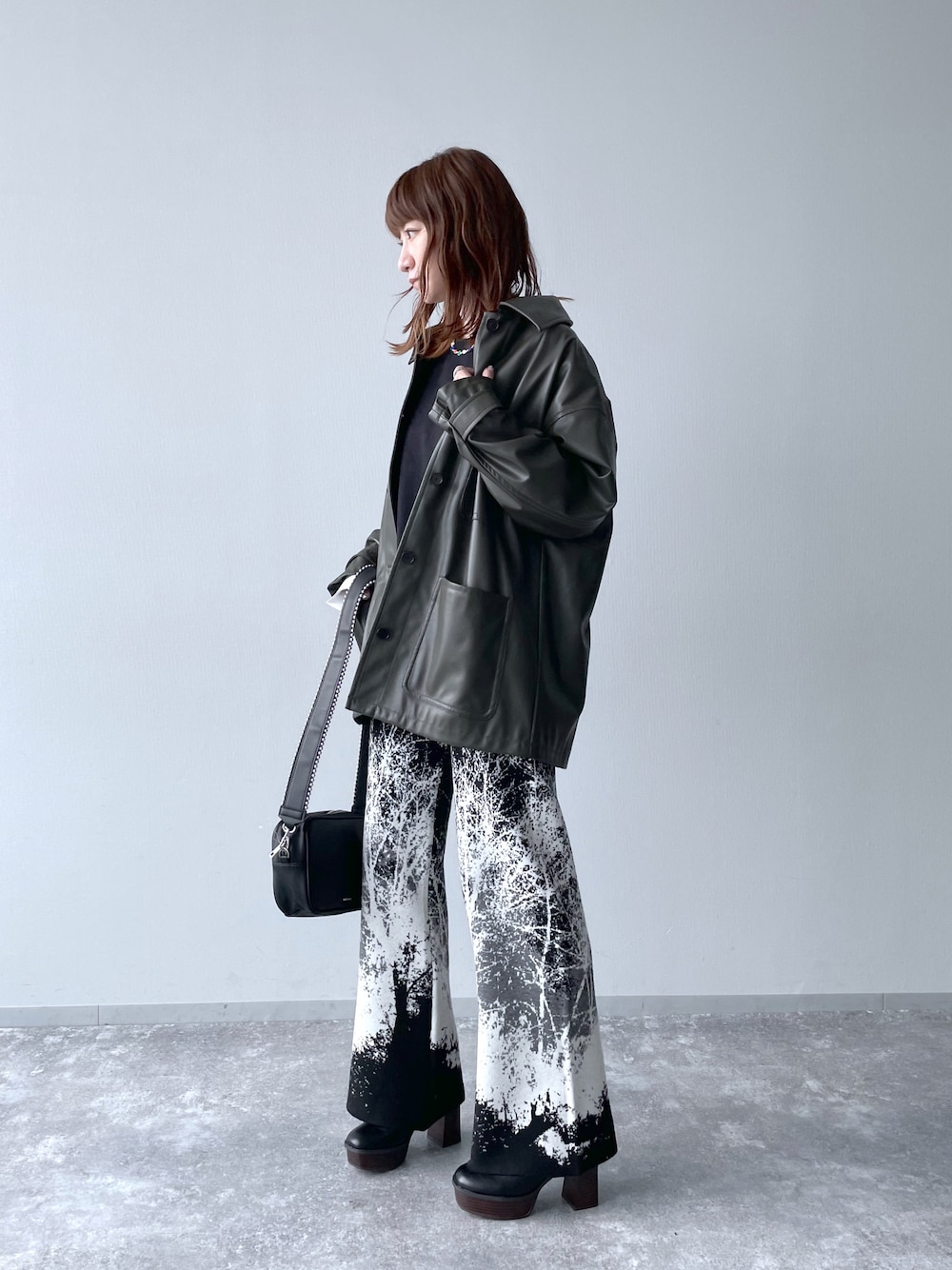 「秋トレンド2021、柄パンツ、ニットパンツ、レザー、フェイクレザー、レザージャケット、カーキ、レザーコート、ショルダーバッグ、ゆったりコーデ、モードカジュアル、オトナカジュアル、HARE、HARELADIES、ハレレ」｜「HAREのレザーカバーオールジャケット(HARE)（ブルゾン、グリーン系）」を使った、inhhhan®さん（レディース・165cm）の秋コーディネートの1枚目の写真