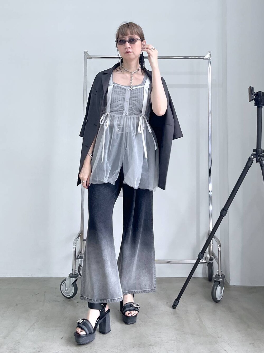 「ジャケット、ジャケットスタイル、デニムパンツ、ビスチェ、若見え、モード、カジュアル、女子会、高身長、着痩せ、きれいめ、HARE、着痩せ・細見え、Over40スタッフ」｜「HAREの2PSETバングル(HARE)（バングル/リストバンド、シルバー系）」を使った、inhhhan®さん（レディース・165cm）の夏コーディネートの1枚目の写真