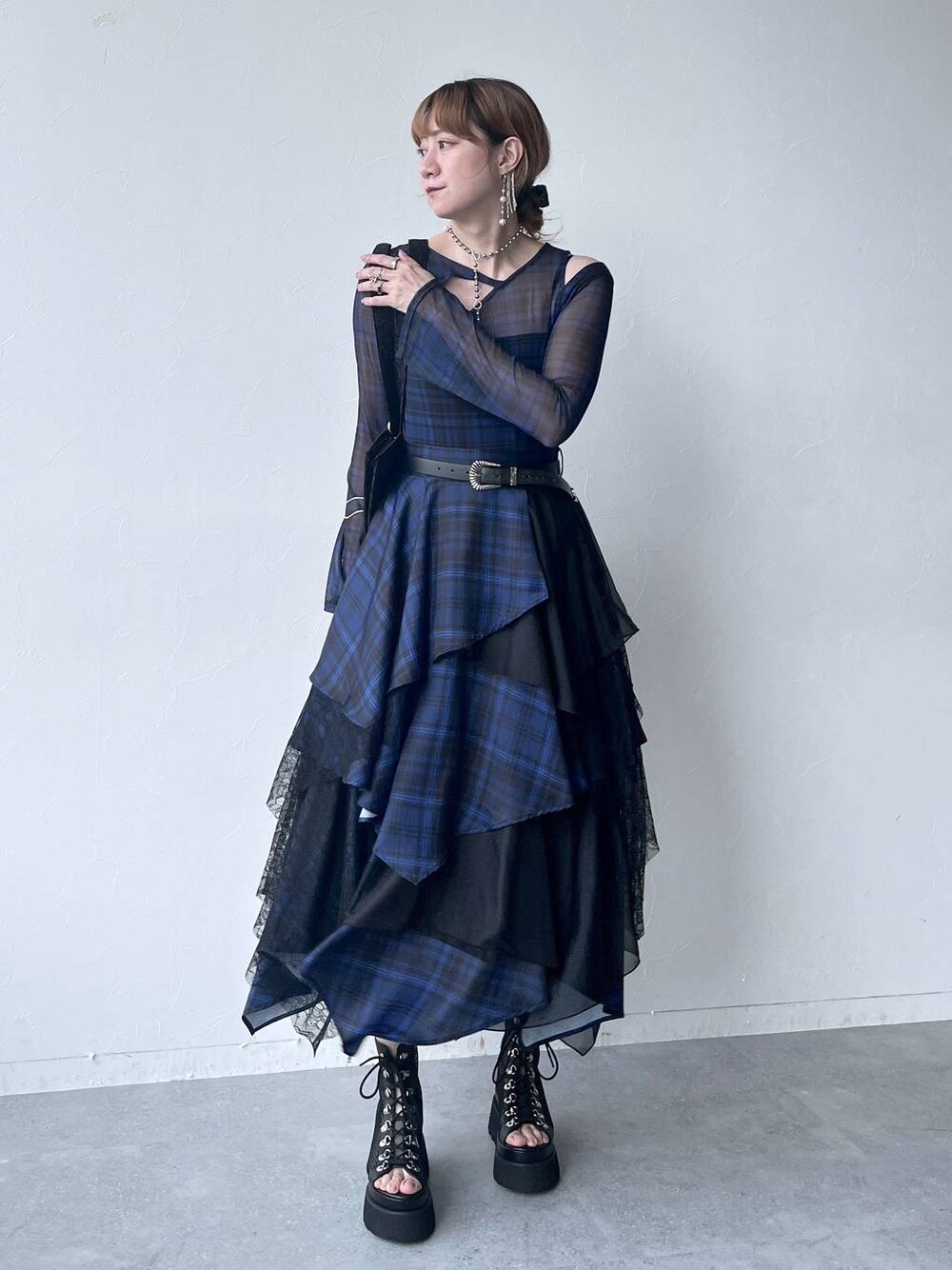 「若見え、モード、カジュアル、女子会、高身長、着痩せ、きれいめ、HARE、着痩せ・細見え、Over40スタッフ、セットアップ、チェック、スカート」｜「HAREのデザインレースアップブーサン(HARE)（サンダル、ブラック系）」を使った、inhhhan®さん（レディース・165cm）の春コーディネートの1枚目の写真