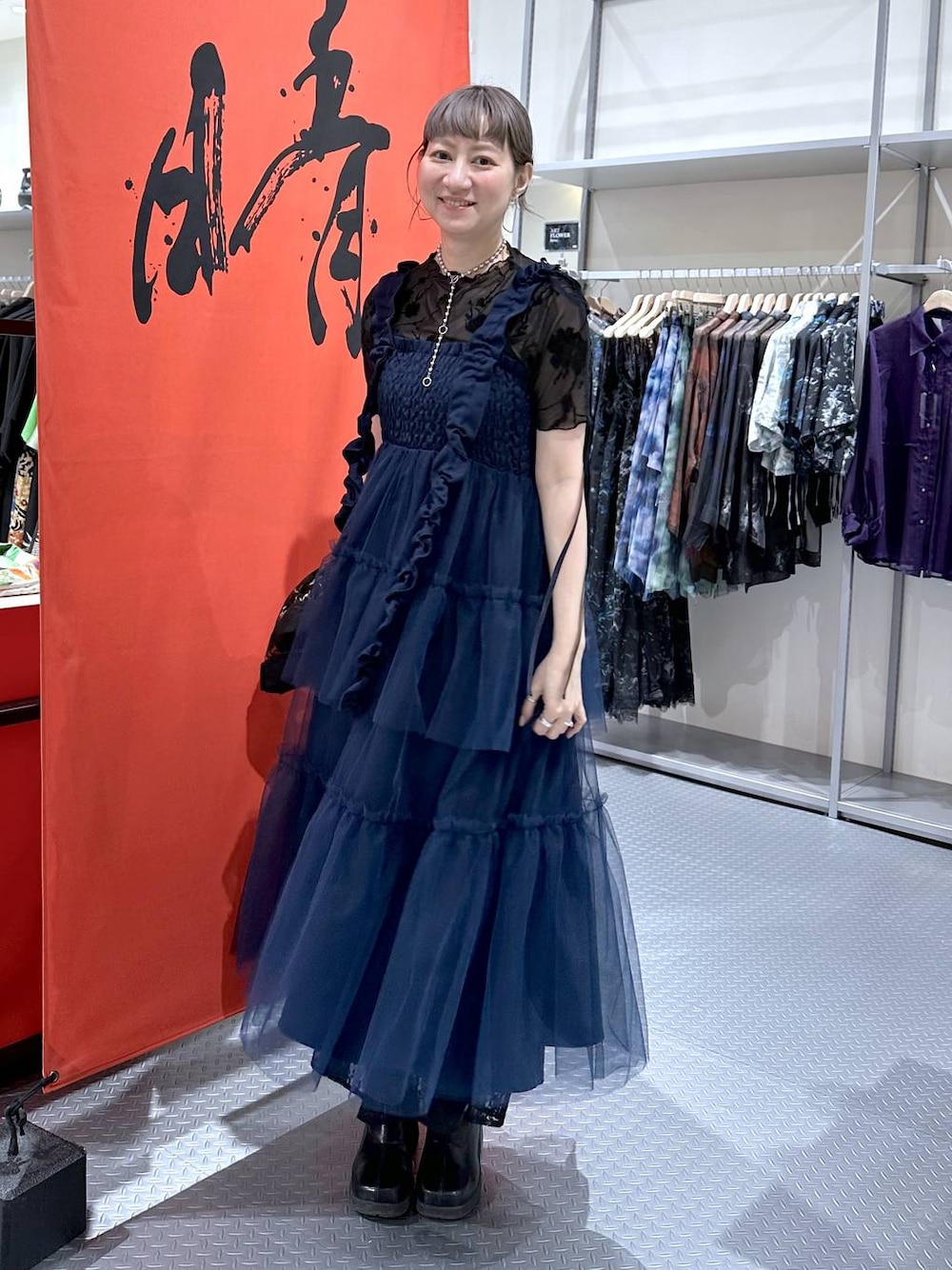 「ワンピース、若見え、モード、カジュアル、女子会、高身長、着痩せ、きれいめ、HARE、着痩せ・細見え、Over40スタッフ、デートコーデ」｜「HAREのデニムレースキリカエブルゾン(HARE)（デニムジャケット、ブラック系）」を使った、inhhhan®さん（レディース・165cm）の春コーディネートの1枚目の写真