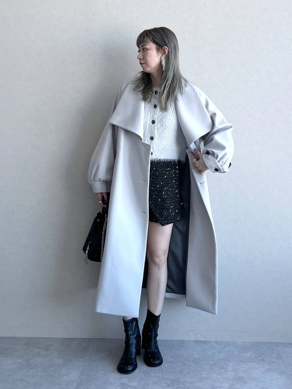 「若見え、モード、カジュアル、デート/ロマンティック、女子会、着痩せ、高見え、きれいめ、HARE、着痩せ・細見え、コート、ショートパンツ、ニット、カーディガン」｜「HAREのループタイネックレス(HARE)（ネックレス、シルバー系）」を使った、inhhhan®さん（レディース・165cm）の冬コーディネートの1枚目の写真