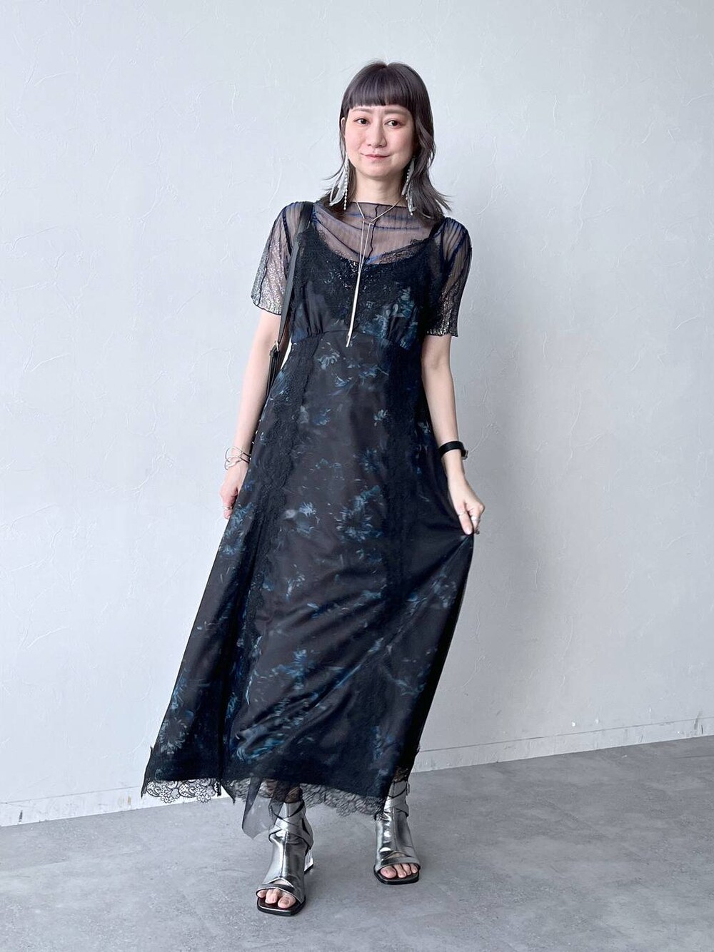 「若見え、モード、カジュアル、女子会、高身長、着痩せ、きれいめ、HARE、着痩せ・細見え、Over40スタッフ、ワンピース、レイヤードスタイル、シアートップス」｜「HAREの2PSETバングル(HARE)（バングル/リストバンド、シルバー系）」を使った、inhhhan®さん（レディース・165cm）の春コーディネートの1枚目の写真