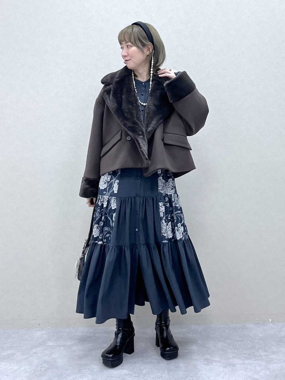 「若見え、モード、カジュアル、女子会、高身長、着痩せ、きれいめ、HARE、着痩せ・細見え、Over40スタッフ、ワンピース、アウター、デート/ロマンティック、デートコーデ、おでかけ」｜「HAREのガラソールチャンキーブーツ(HARE)（ブーツ、ブラック系）」を使った、inhhhan®さん（レディース・165cm）の冬コーディネートの1枚目の写真