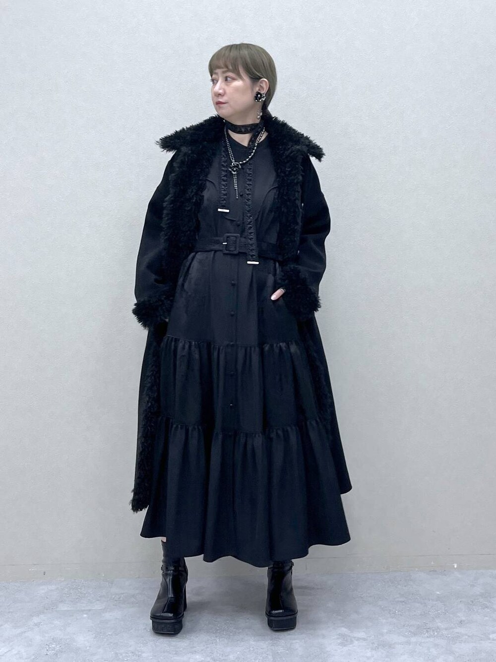 「デート/ロマンティック、デートコーデ、おでかけ、若見え、モード、カジュアル、女子会、高身長、着痩せ、きれいめ、HARE、着痩せ・細見え、Over40スタッフ、ワンピース、コート」｜「HAREのウーリーテックフェイクファーロングコート(HARE)（チェスターコート、ブラック系）」を使った、inhhhan®さん（レディース・165cm）の冬コーディネートの1枚目の写真