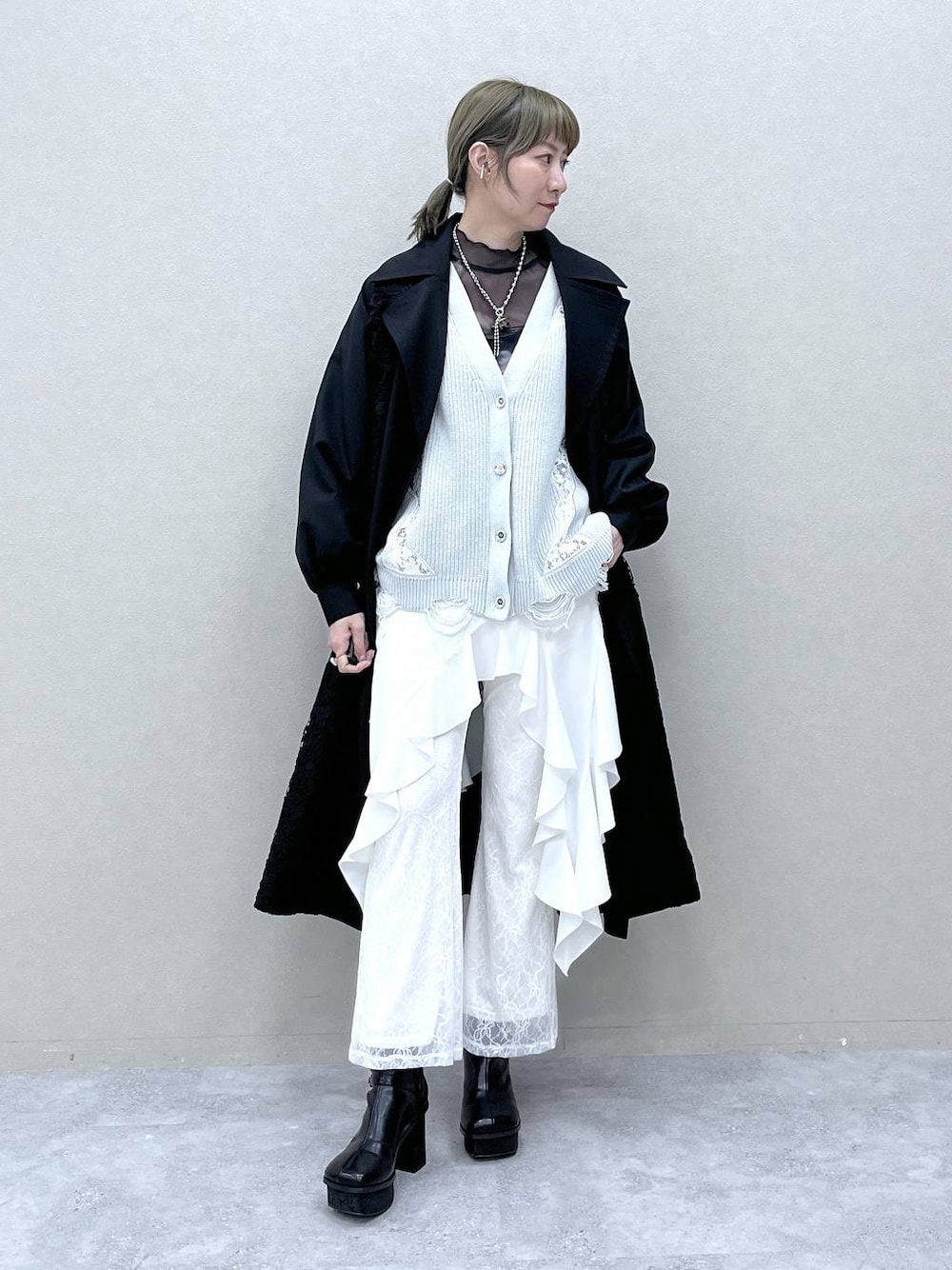 「若見え、モード、カジュアル、女子会、高身長、着痩せ、きれいめ、HARE、着痩せ・細見え、Over40スタッフ、コート、白パンツ」｜「HAREの【EDGY MODE】レースドッキングカーディガン(HARE)（カーディガン/ボレロ、ブラック系）」を使った、inhhhan®さん（レディース・165cm）の冬コーディネートの1枚目の写真
