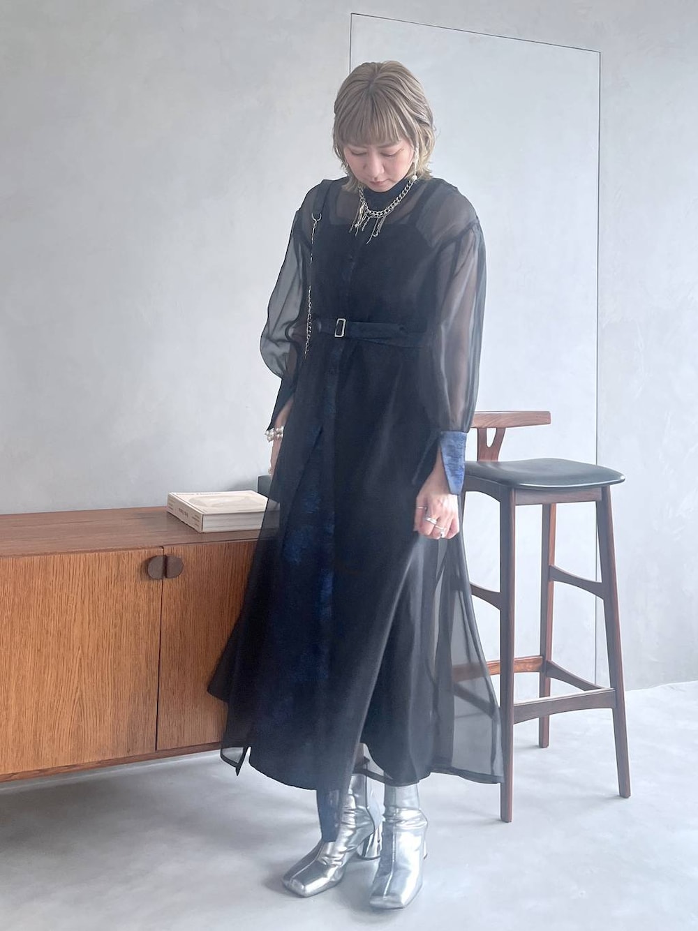 「若見え、モード、カジュアル、女子会、高身長、着痩せ、きれいめ、HARE、着痩せ・細見え、Over40スタッフ、結婚式2次会、デート/ロマンティック、デートコーデ、ワンピース」｜「HAREのボールMIX2Pイヤカフ(HARE)（イヤーカフ、シルバー系）」を使った、inhhhan®さん（レディース・165cm）の秋コーディネートの1枚目の写真