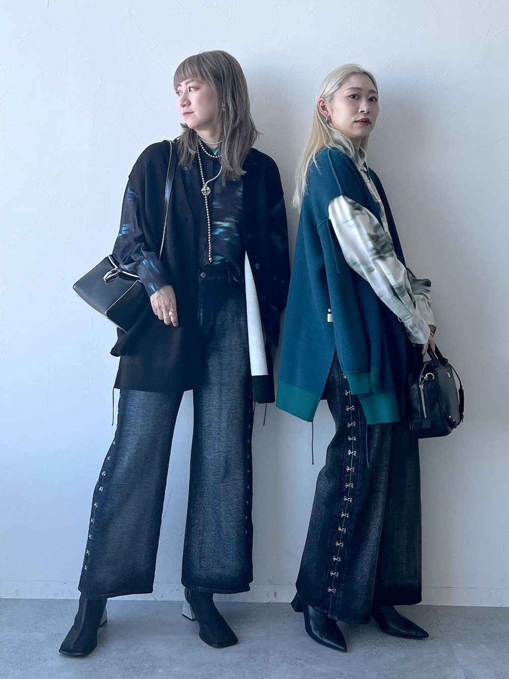 ブラック系のカーディガン/ボレロ、グリーン系のカーディガン/ボレロ、ブラック系のブーツを着用したレディースの冬コーディネートの1枚目の写真