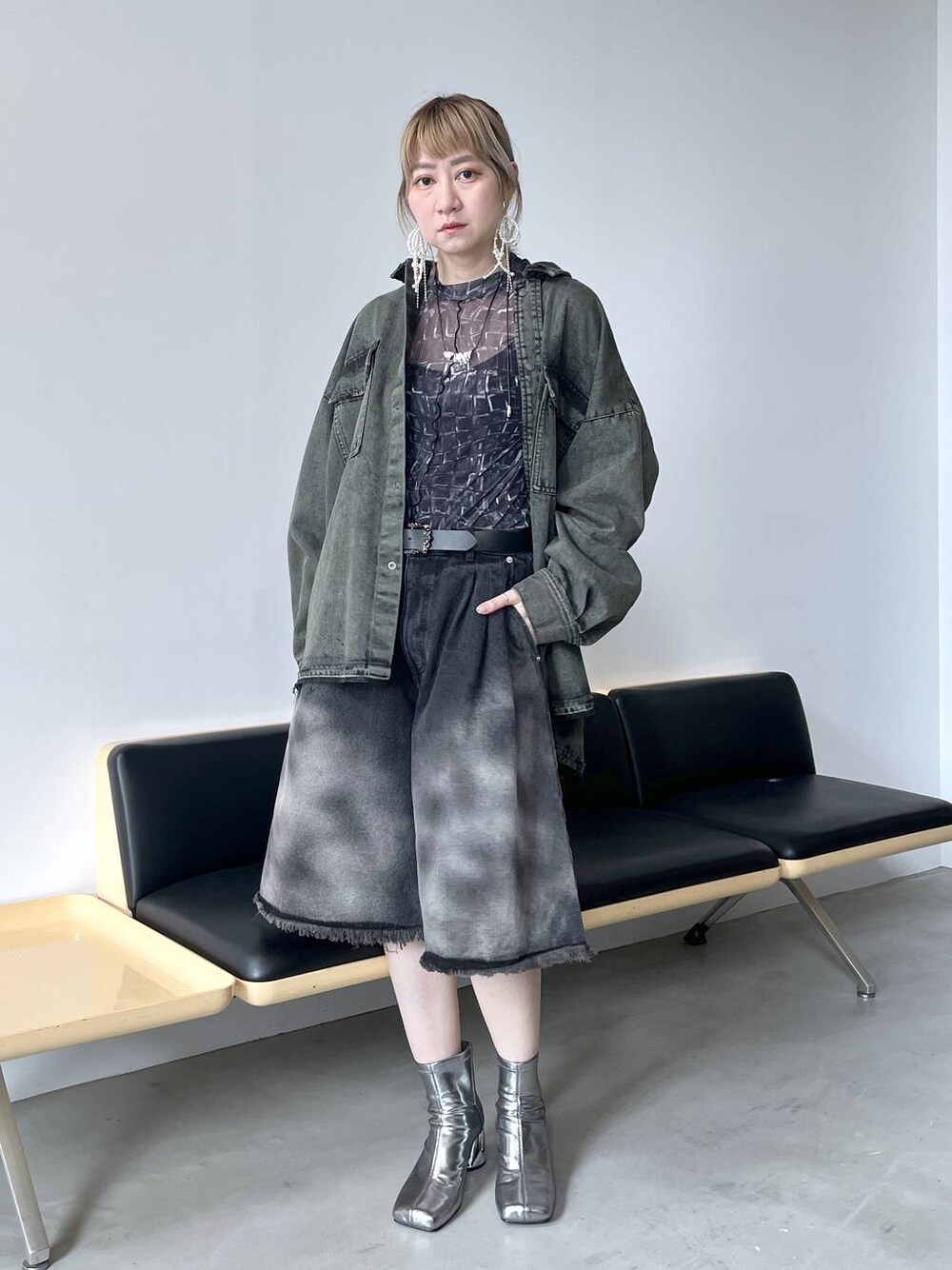 「若見え、モード、カジュアル、女子会、高身長、着痩せ、きれいめ、HARE、着痩せ・細見え、Over40スタッフ、ユニセックス、デニムパンツ、ハーフパンツ、シャツ」｜「HAREのパールリボンピアス(HAERE)（ピアス（両耳用）、シルバー系）」を使った、inhhhan®さん（レディース・165cm）の夏コーディネートの1枚目の写真