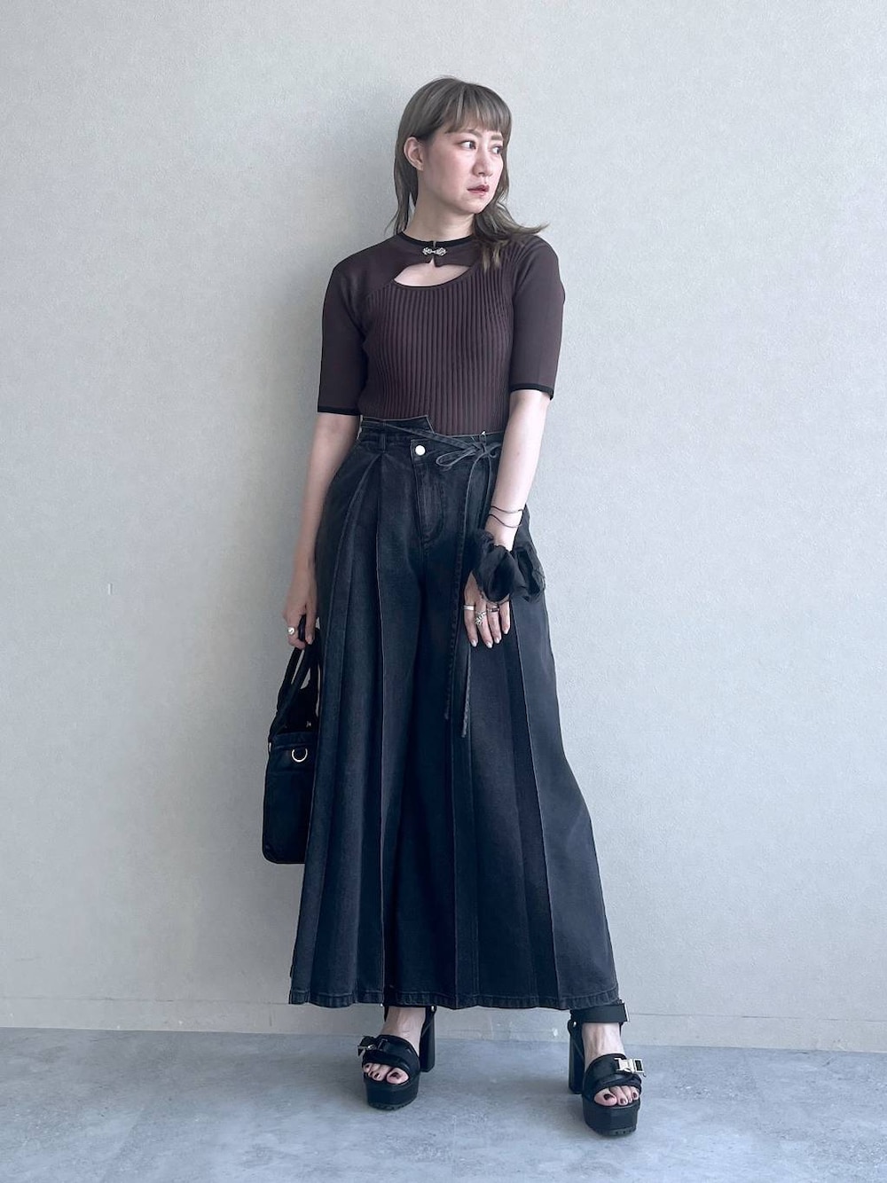 「若見え、モード、カジュアル、女子会、高身長、着痩せ、きれいめ、HARE、着痩せ・細見え、Over40スタッフ、デニムパンツ、ニット」｜「HAREの2PSETバングル(HARE)（バングル/リストバンド、ブラック系）」を使った、inhhhan®さん（レディース・165cm）の夏コーディネートの1枚目の写真
