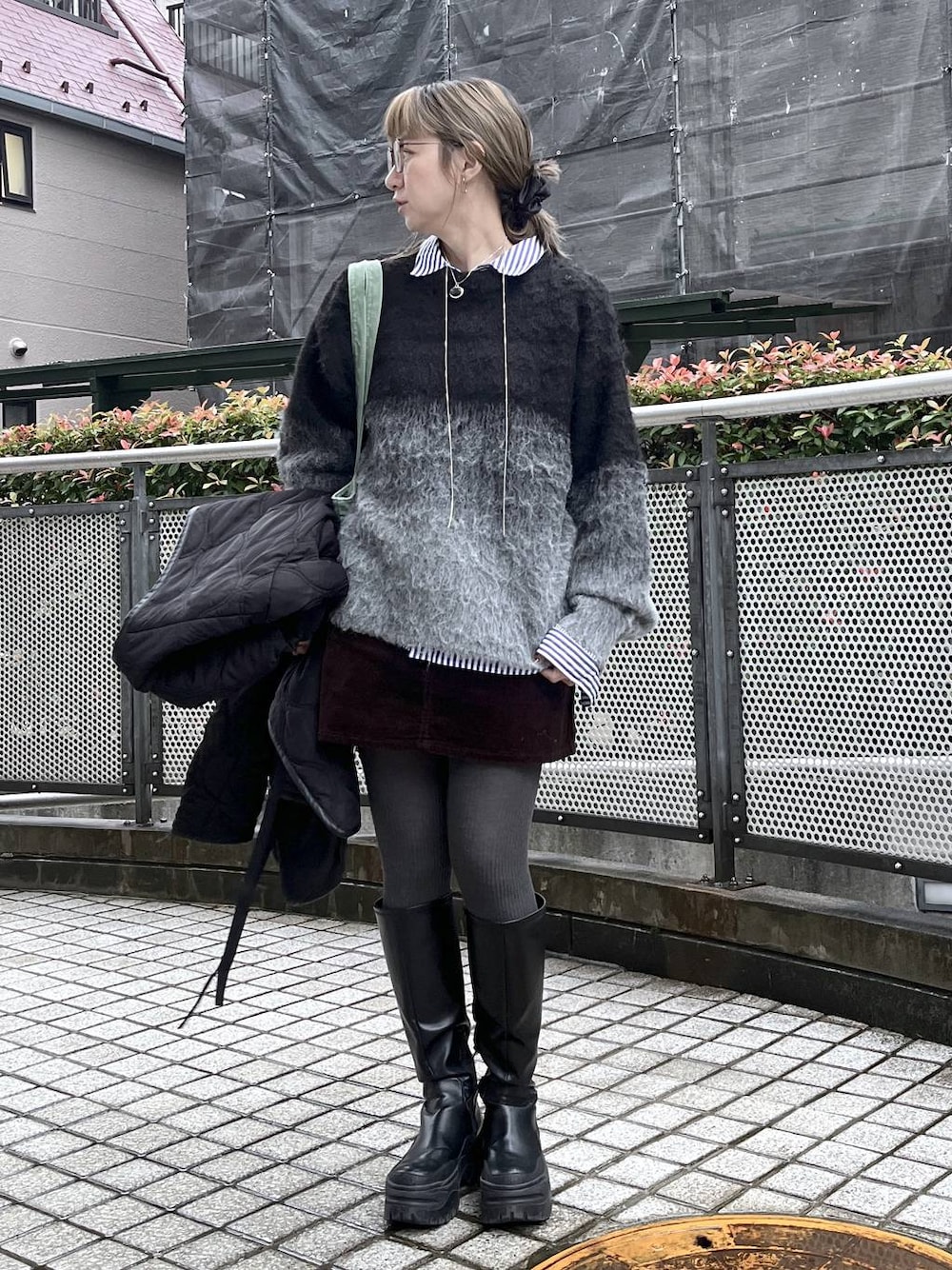 ブラック系のニット/セーターを着用したレディースの秋コーディネートの1枚目の写真