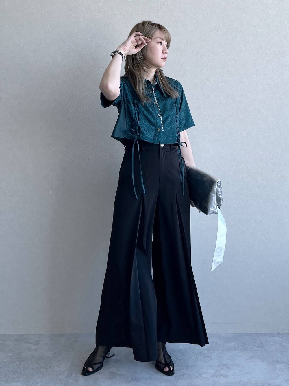 ブラック系のサンダル、グリーン系のシャツ/ブラウス、ブラック系のその他パンツを着用したレディースの春コーディネートの1枚目の写真