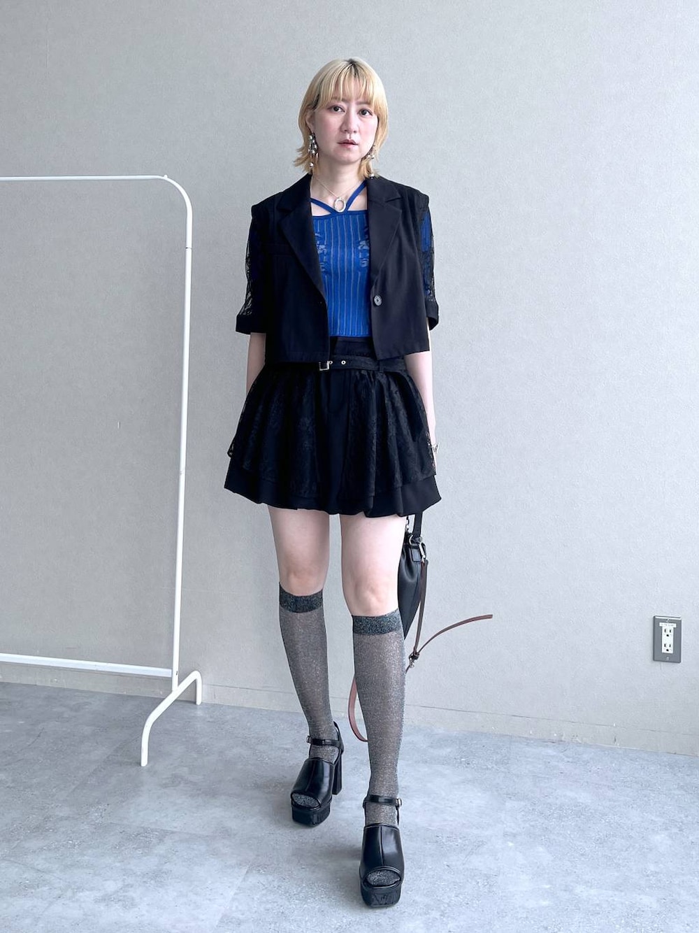 テーラードジャケット（グレー系）を使った「ミニスカート」の人気