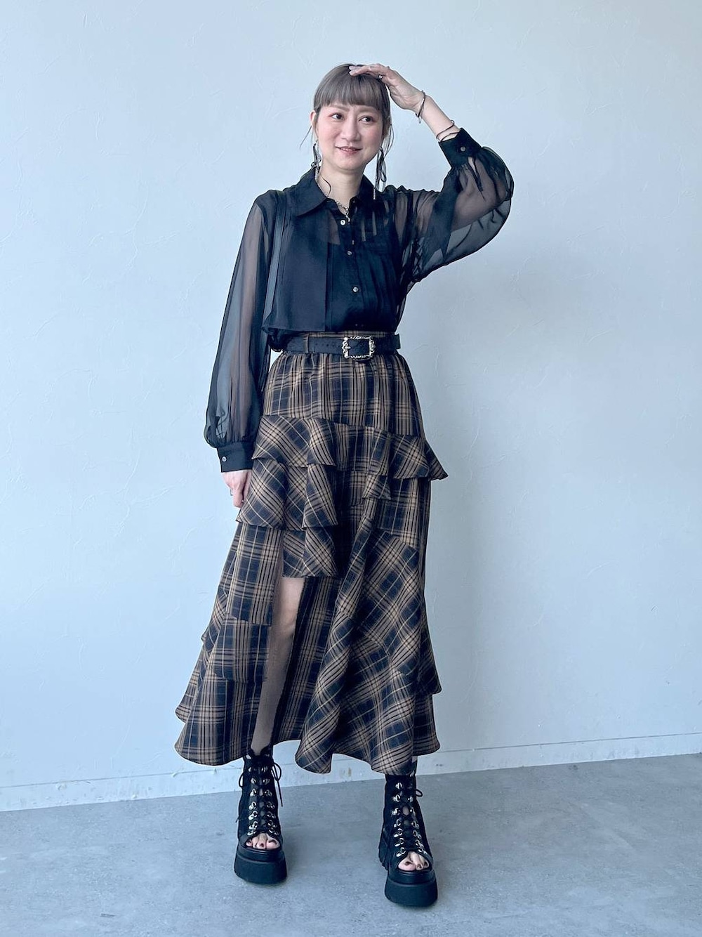 「スカート、チェック、シアートップス、若見え、モード、カジュアル、女子会、高身長、着痩せ、きれいめ、HARE、着痩せ・細見え、Over40スタッフ」｜「HAREのデザインレースアップブーサン(HARE)（サンダル、ブラック系）」を使った、inhhhan®さん（レディース・165cm）の春コーディネートの1枚目の写真