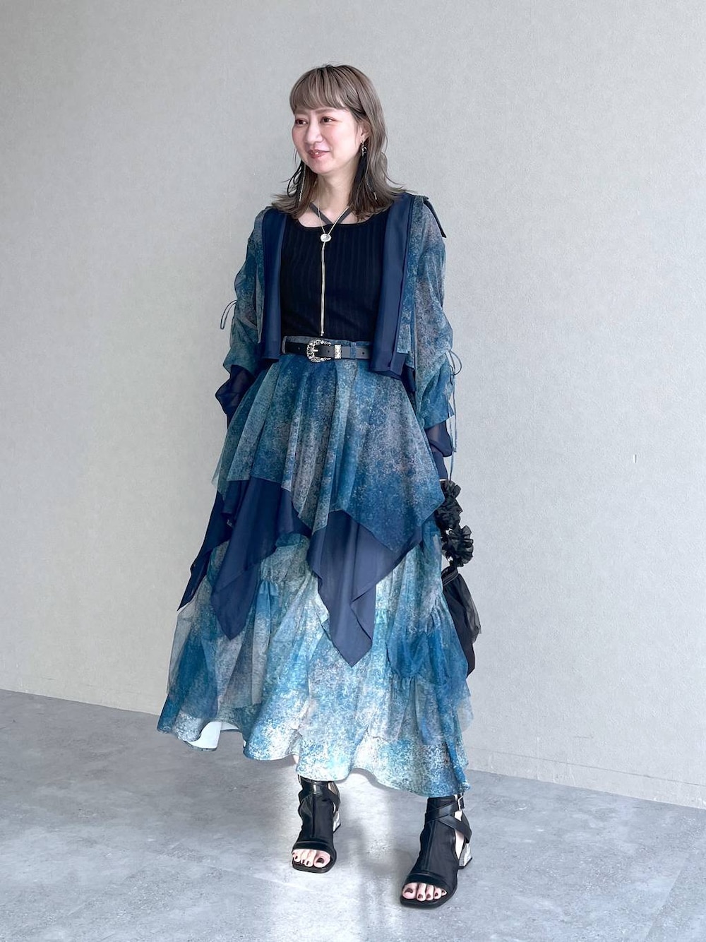 「若見え、モード、HARE、カジュアル、女子会、高身長、着痩せ、きれいめ、着痩せ・細見え、Over40スタッフ、柄シャツ、スカート、セットアップ」｜「HAREのストリングデザインタンクトップ(HARE)（タンクトップ、ブラック系）」を使った、inhhhan®さん（レディース・165cm）の夏コーディネートの1枚目の写真
