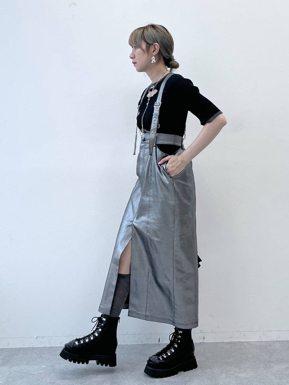 ブラック系のサンダル、ブラック系のショルダーバッグ、シルバー系のスカートを着用したレディースの春コーディネートの1枚目の写真