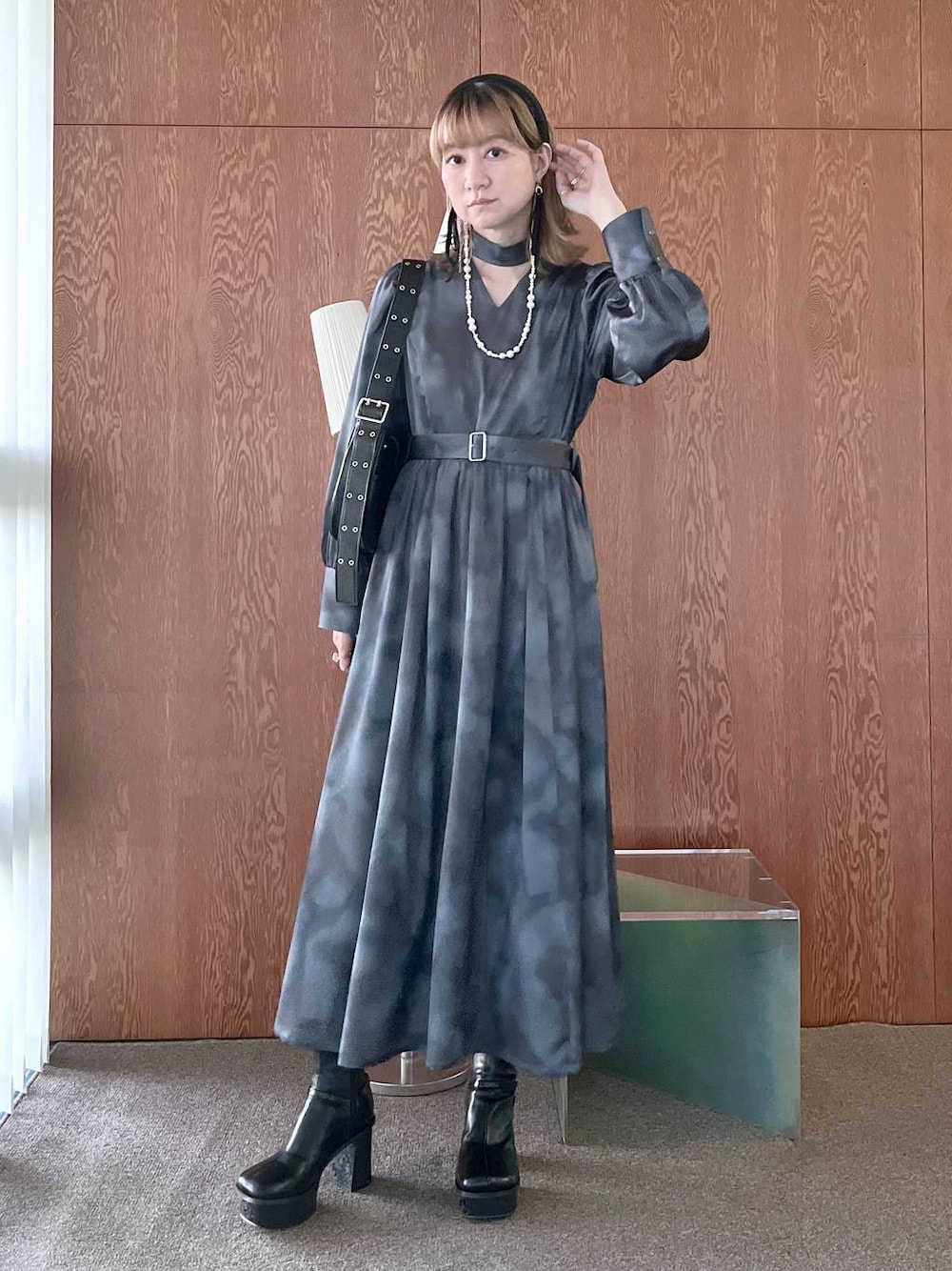 「若見え、モード、カジュアル、女子会、高身長、着痩せ、きれいめ、HARE、着痩せ・細見え、Over40スタッフ、ワンピース」｜「HAREのガラソールチャンキーブーツ(HARE)（ブーツ、グレー系）」を使った、inhhhan®さん（レディース・165cm）の秋コーディネートの1枚目の写真