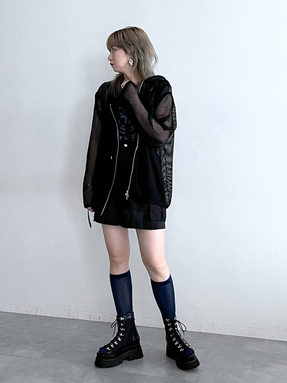 ブラック系のサンダル、ブラック系のスウェット、ブラック系のニット/セーターを着用したレディースの春コーディネートの1枚目の写真