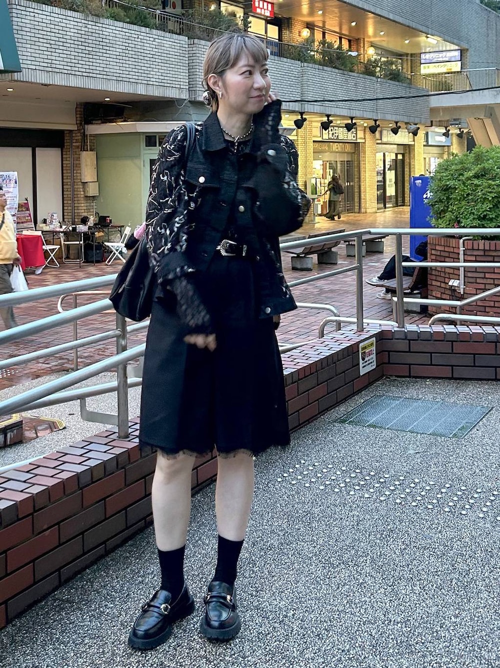 「若見え、モード、カジュアル、女子会、高身長、着痩せ、デニムパンツ、ハーフパンツ、きれいめ、HARE、着痩せ・細見え、Over40スタッフ、ワントーン、ブラックコーデ、ブランドミックス」｜「eLの【eL】Large Boston Bag/288120（ショルダーバッグ、ブラック系）」を使った、inhhhan®さん（レディース・165cm）の春コーディネートの1枚目の写真