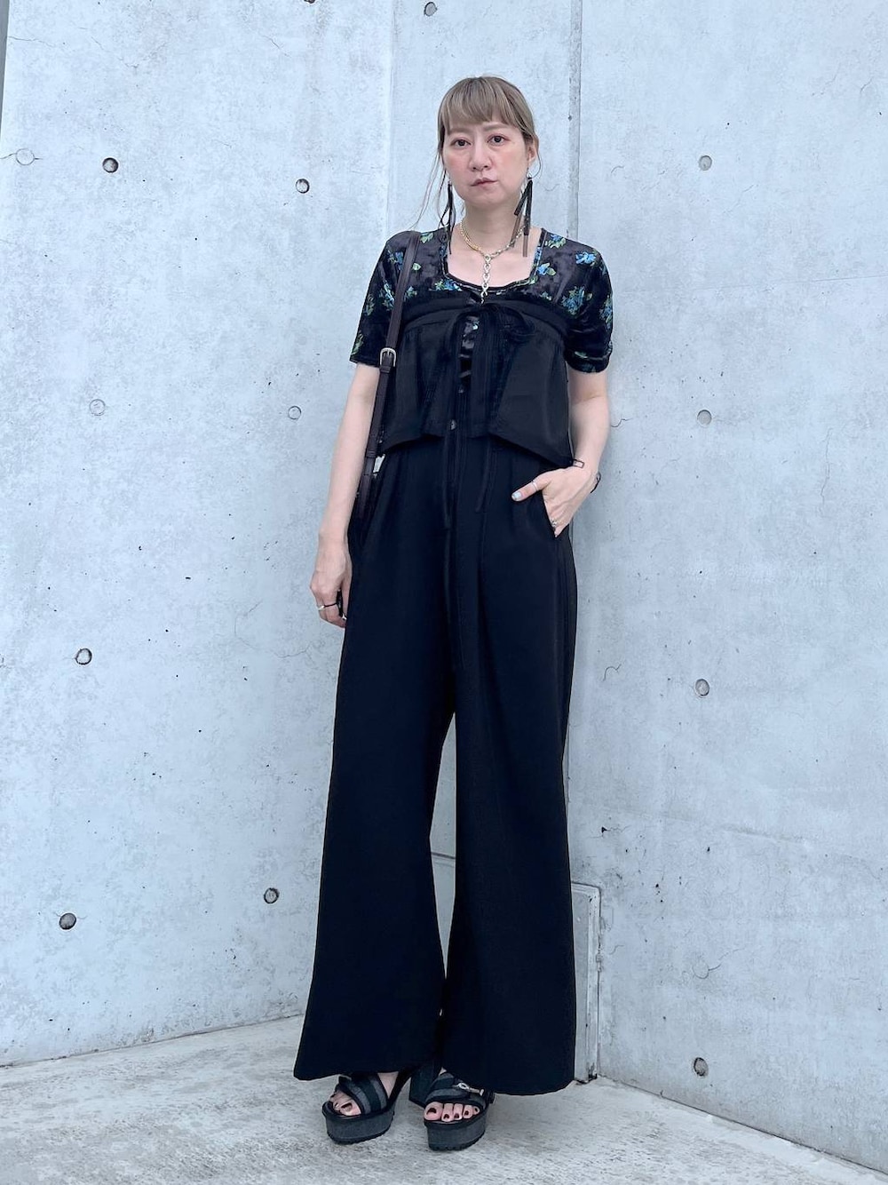 グレー系のサンダル、ブルー系のTシャツ/カットソー、ブラウン系のショルダーバッグを着用したレディースの夏コーディネートの1枚目の写真