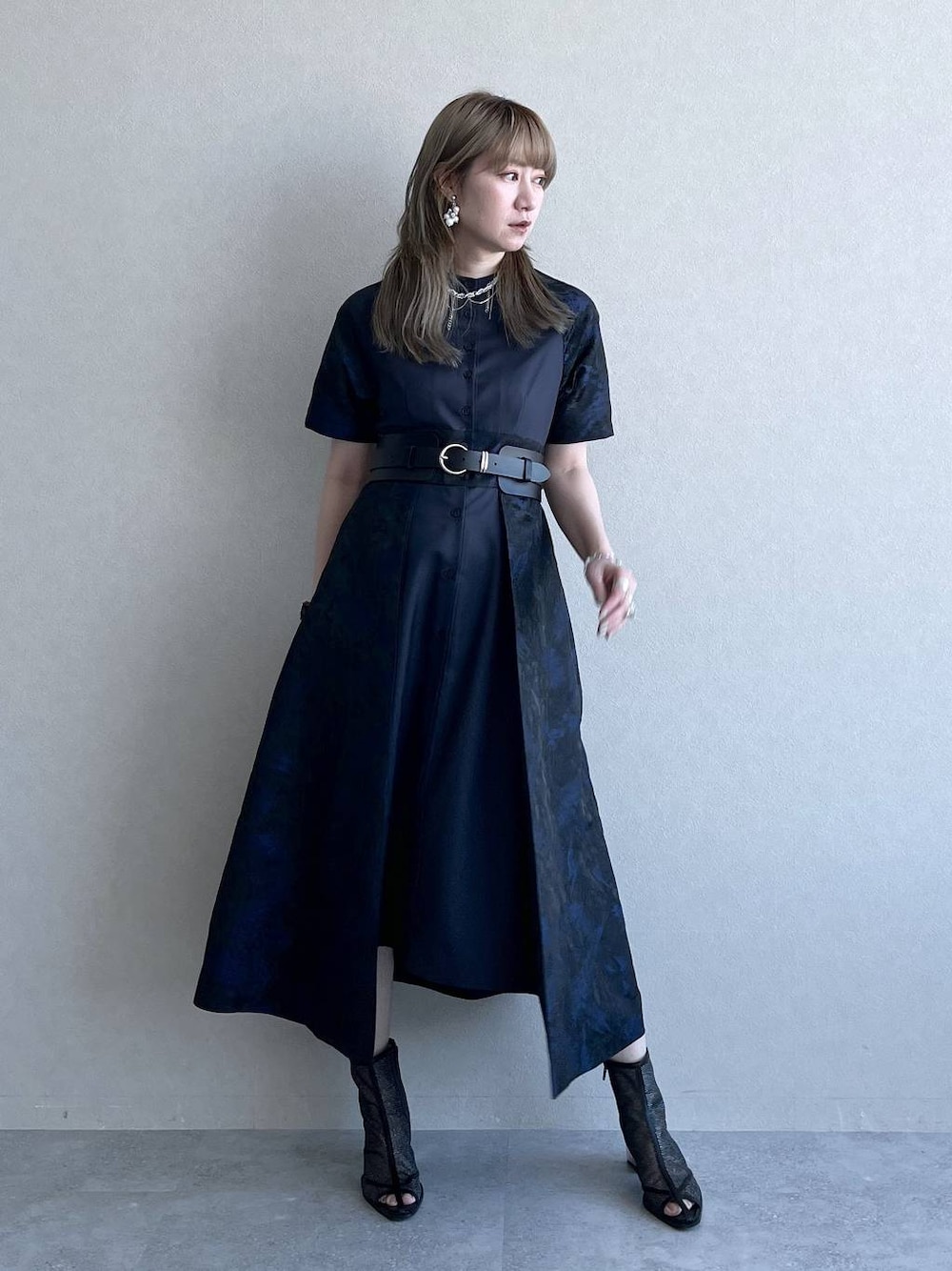 「若見え、モード、カジュアル、女子会、高身長、着痩せ、きれいめ、HARE、着痩せ・細見え、Over40スタッフ、ワンピース、ベルト、デート/ロマンティック、デートコーデ、結婚式2次会」｜「HAREのメタルヒールメッシュブーサン(HARE)（サンダル、ブラック系）」を使った、inhhhan®さん（レディース・165cm）の春コーディネートの1枚目の写真