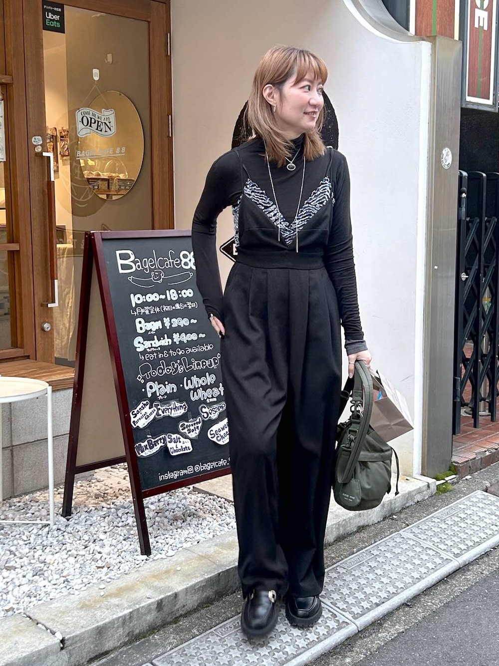 「若見え、モード、カジュアル、女子会、高身長、着痩せ、きれいめ、着痩せ・細見え、Over40スタッフ、ブランドミックス、apart by lowrys、サロペット」｜「A part byの【セットアップ対応】LNTサージコクーンサロペット（サロペット/オーバーオール、ブラック系）」を使った、inhhhan®さん（レディース・165cm）の春コーディネートの1枚目の写真