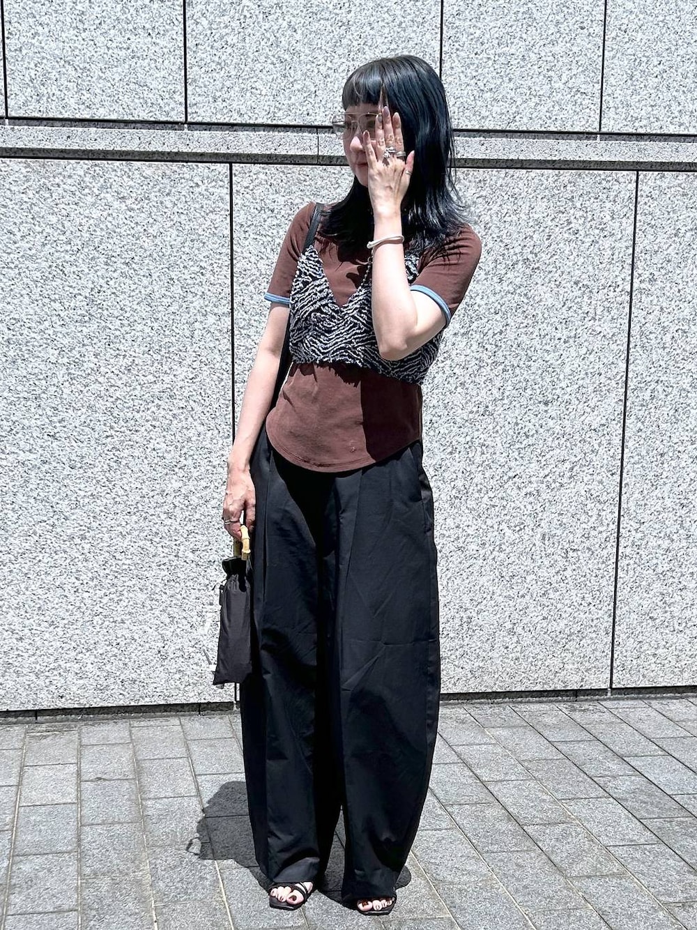 「Over40スタッフ、着痩せ、きれいめ、HARE、着痩せ・細見え、テーパードパンツ、Tシャツ、若見え、モード、カジュアル、女子会、高身長、サングラス、apart by lowrys、eL」｜「A part byの【インフルエンサーkuronekoさんコラボ】パイルリンガーTシャツ（Tシャツ/カットソー、ブラウン系）」を使った、inhhhan®さん（レディース・165cm）の夏コーディネートの1枚目の写真