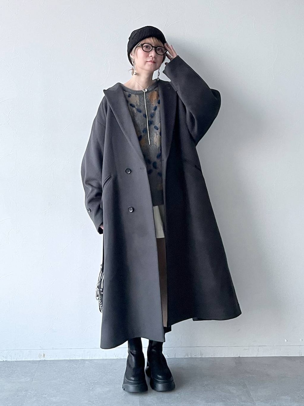 「若見え、モード、カジュアル、女子会、高身長、着痩せ、きれいめ、HARE、着痩せ・細見え、Over40スタッフ、ユニセックス、コート、冬コーデ、冬アウター、ニット」｜「HAREのウールダブルコート(HARE)（トレンチコート、グレー系）」を使った、inhhhan®さん（レディース・165cm）の冬コーディネートの1枚目の写真