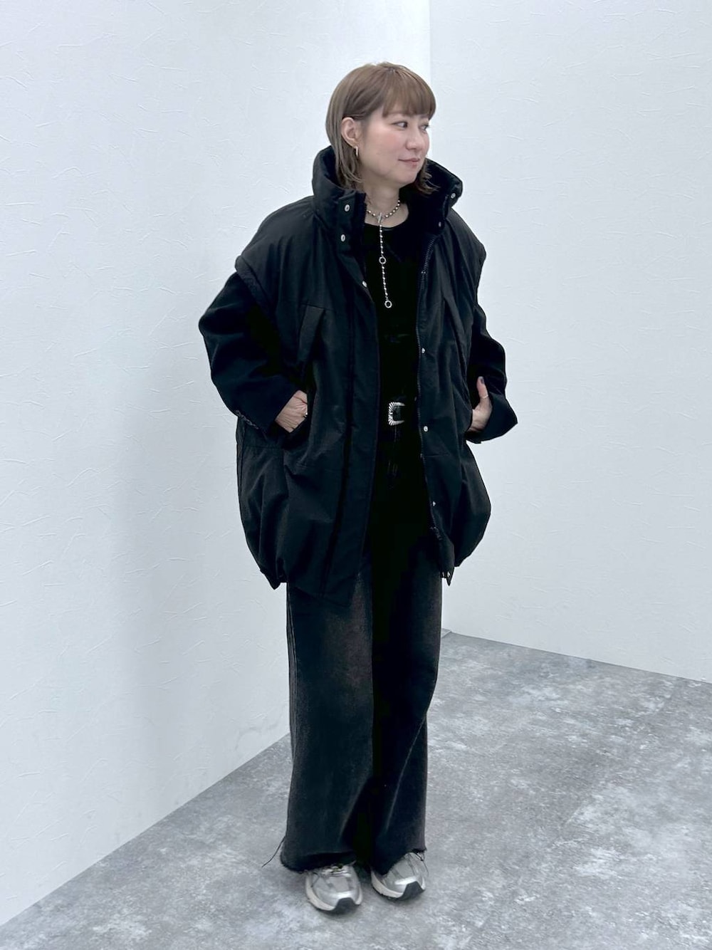 ブラック系のその他アウター、シルバー系のネックレスを着用したレディースの冬コーディネートの1枚目の写真