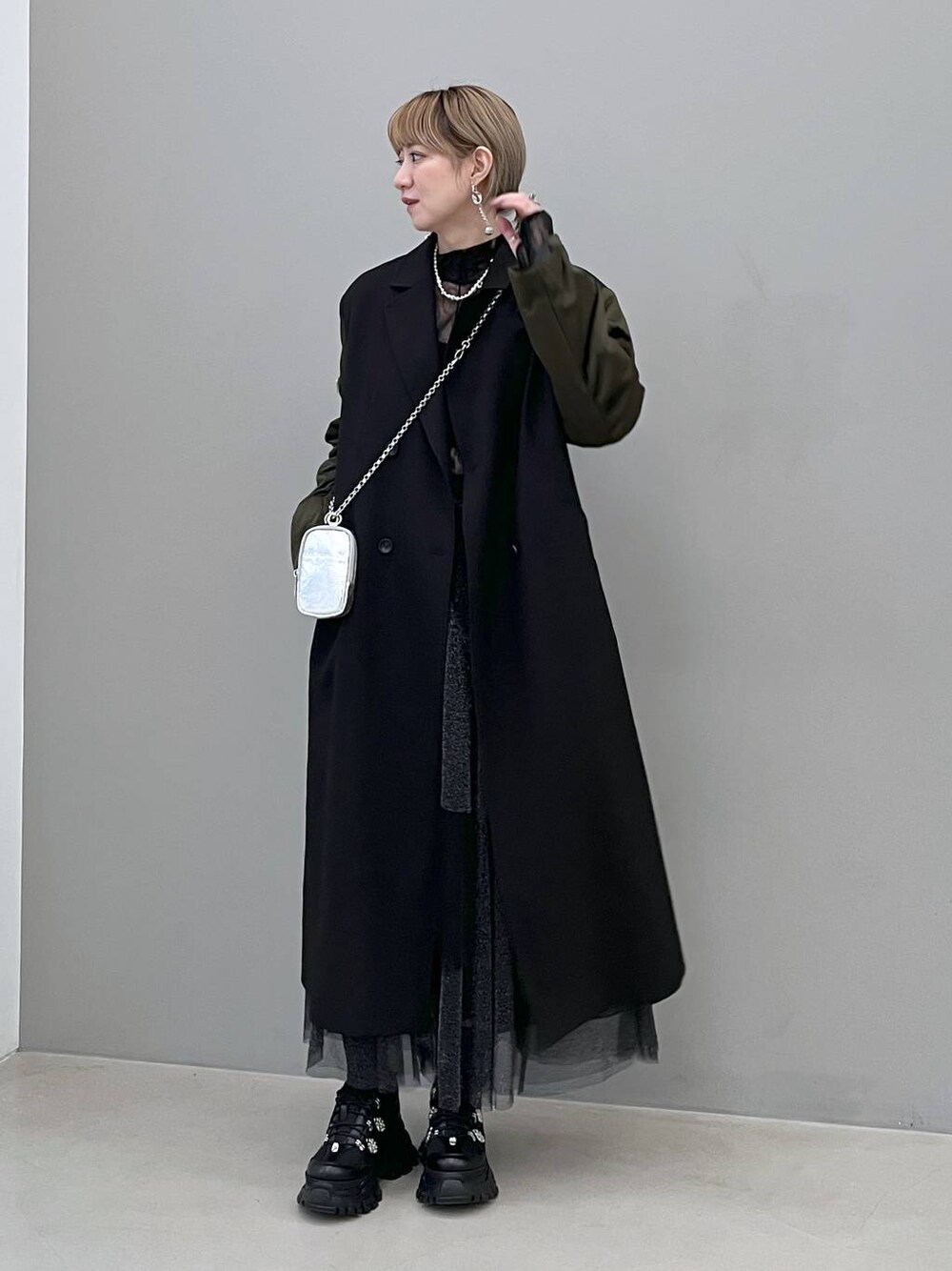「若見え、モード、カジュアル、女子会、高身長、着痩せ、きれいめ、HARE、着痩せ・細見え、Over40スタッフ、コート、MA-1、スカート、ウエストゴム、スニーカー」｜「HAREのチャイナパーツスニーカー(HARE)（スニーカー、ブラック系）」を使った、inhhhan®さん（レディース・165cm）の秋コーディネートの1枚目の写真