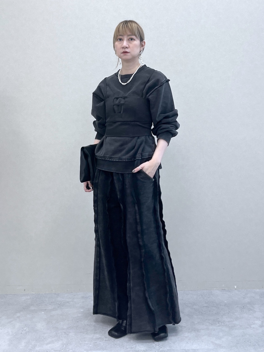 「レイヤードスタイル、お出かけコーデ、アツいコーデ全部見せ、ブラックコーデ、ビスチェ、モノトーン、秋服準備はじめました、HARE、ピグメント、ユニセックス」｜「HAREのメタルヒールストレッチブーツ(HARE)（ブーツ、ブラック系）」を使った、inhhhan®さん（レディース・165cm）の夏コーディネートの1枚目の写真