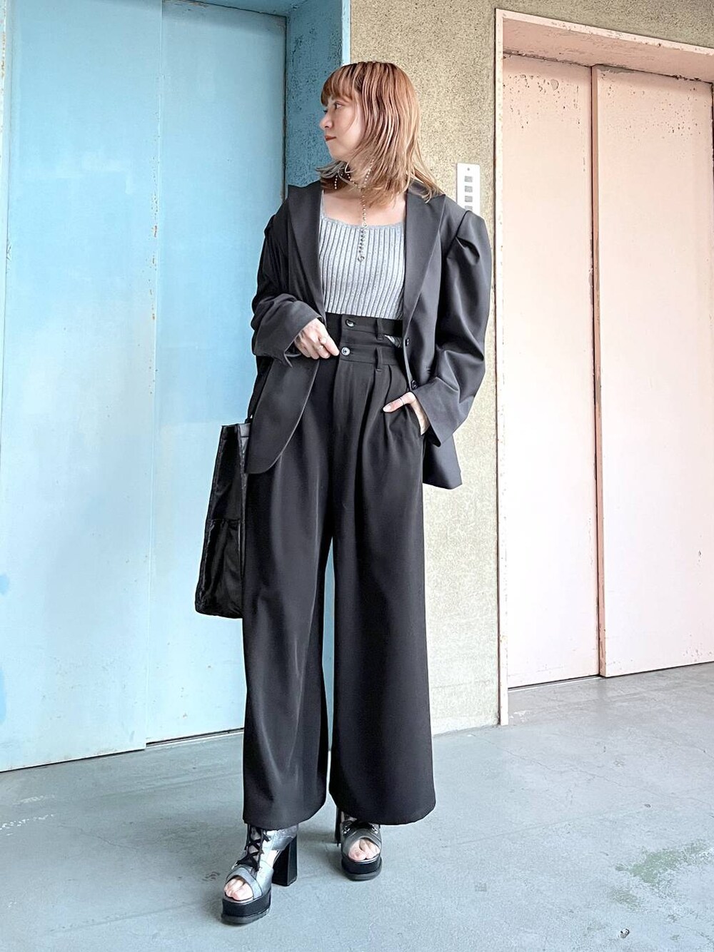 「Over40スタッフ、若見え、モード、カジュアル、女子会、高身長、着痩せ、きれいめ、HARE、着痩せ・細見え、ジャケット、ジャケットスタイル、yuw、ブランドミックス」｜「HAREの2WAYスクエアラメニットタンクトップ(HARE)（タンクトップ、グレー系）」を使った、inhhhan®さん（レディース・165cm）の春コーディネートの1枚目の写真